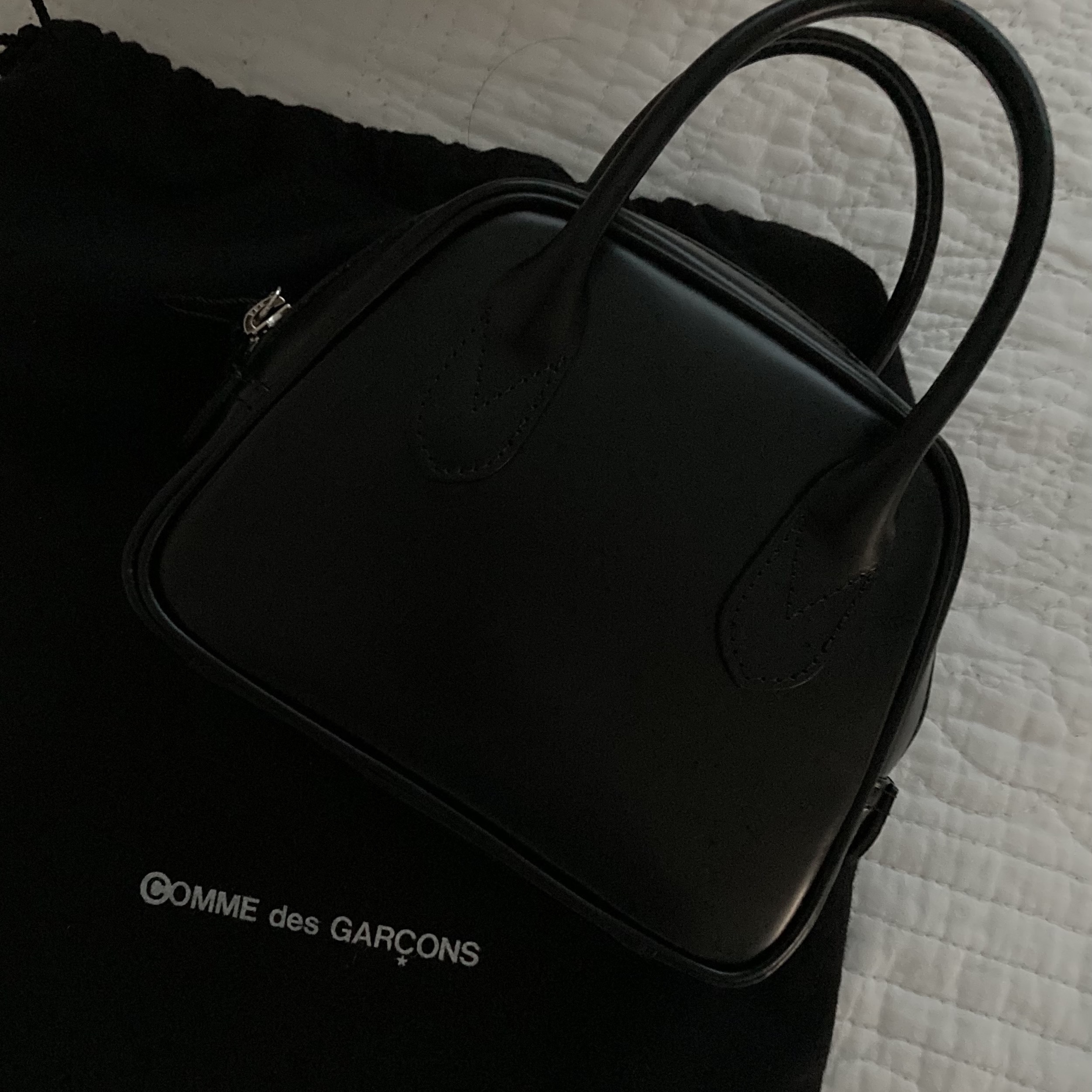 Comme des Garcons Round No.1 Aoyama Bag Black 착용 스타일