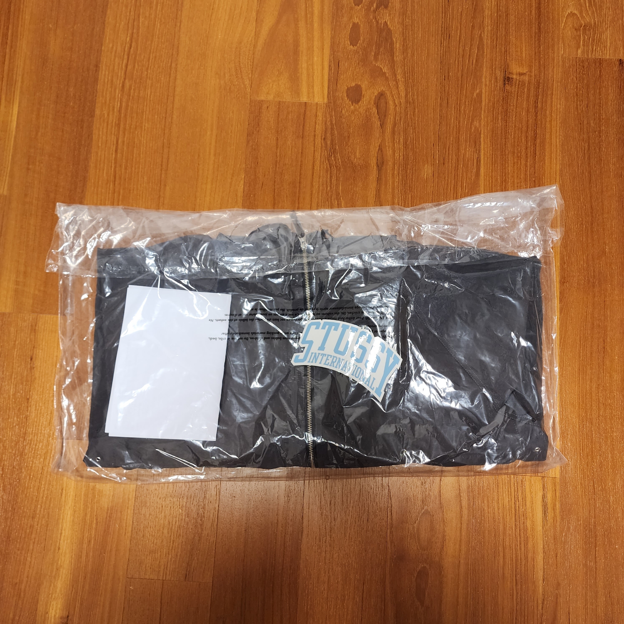 Stussy Wave Dye Beach Shell Jacket Black 착용 스타일 - 3