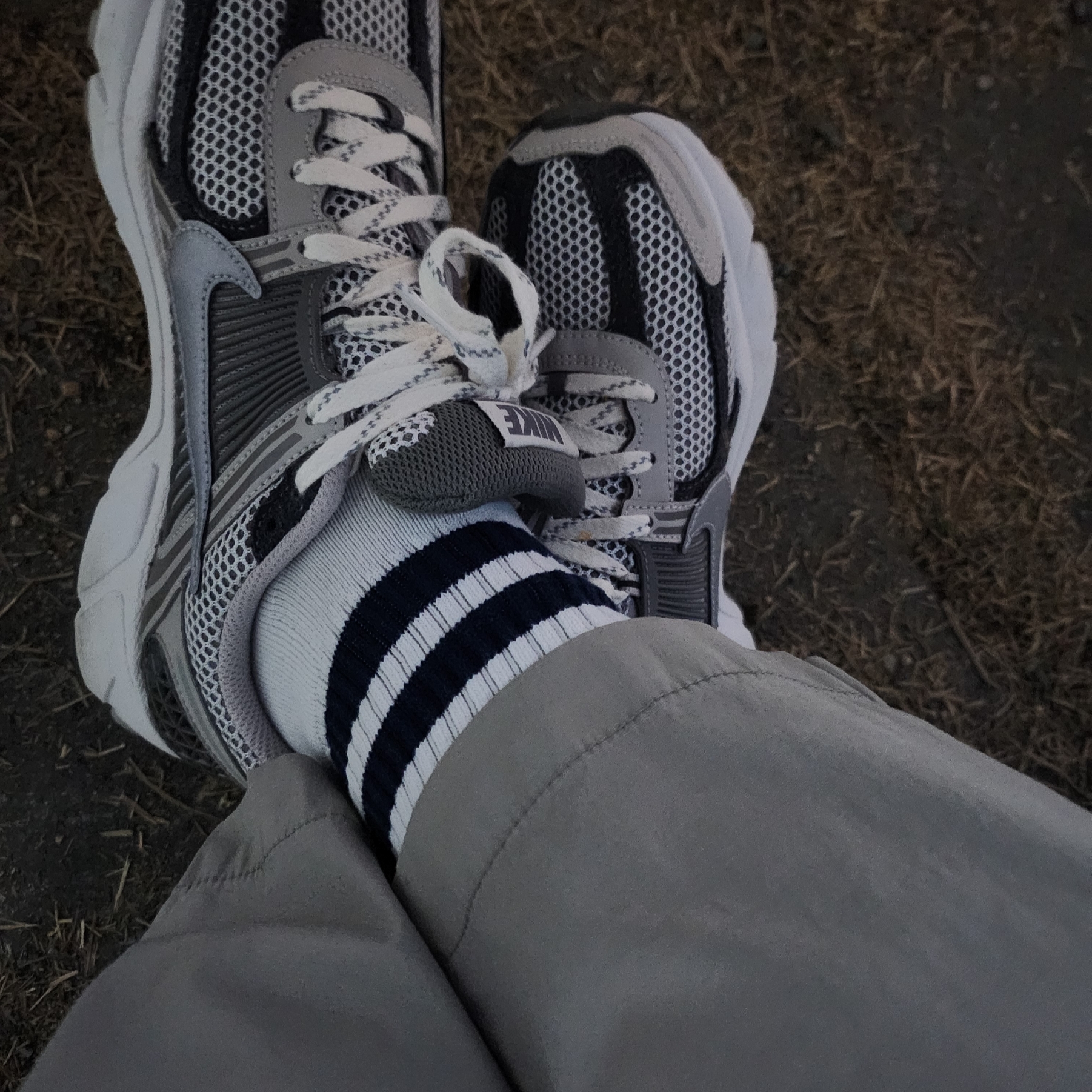 Nike Zoom Vomero 5 PRM Light Iron Ore and Flat Fewter 착용 스타일 - 3