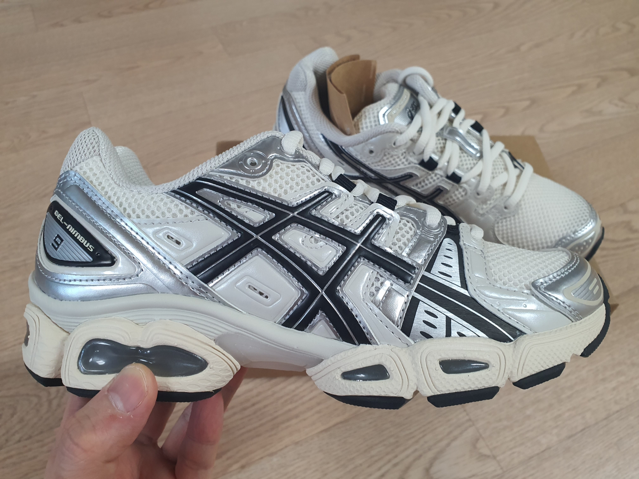 Asics Gel-Nimbus 9 Cream Black 착용 스타일 - 3