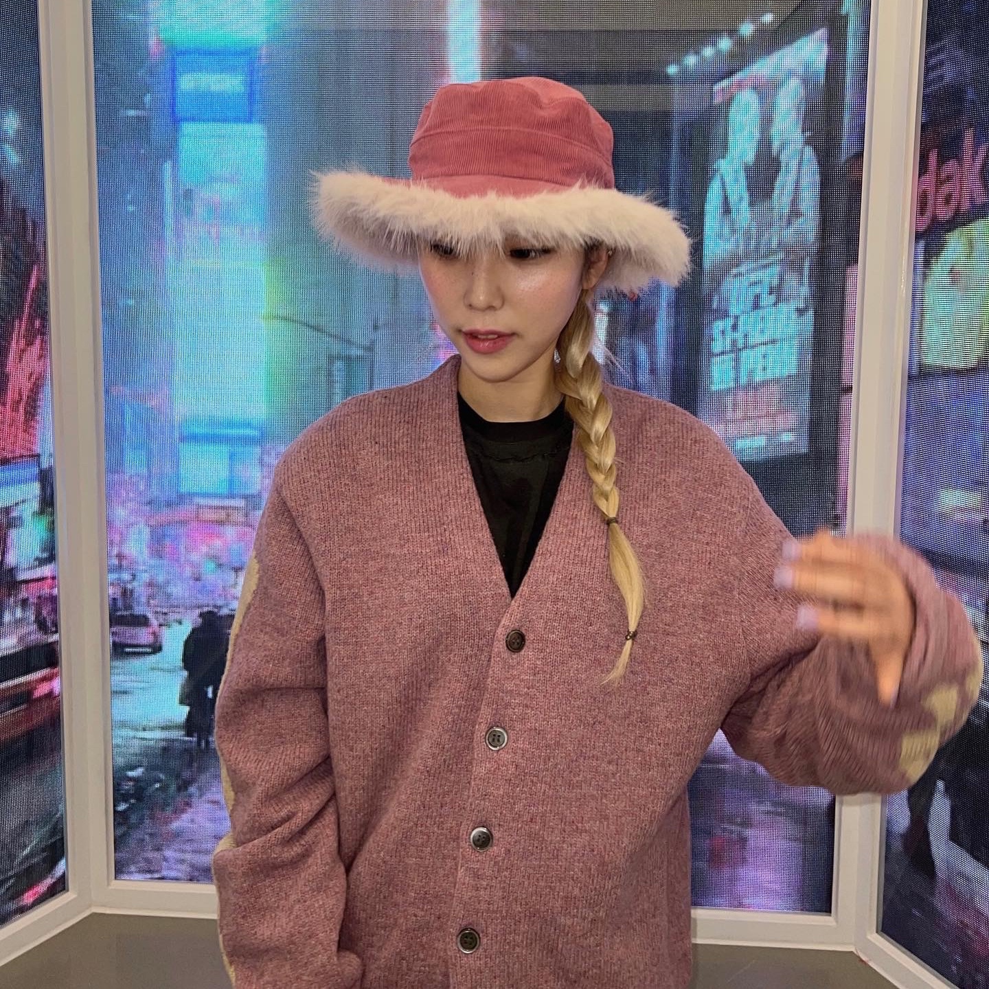Kapital 5G Wool Bone Short Cardigan Light Purple 착용 스타일 - 4