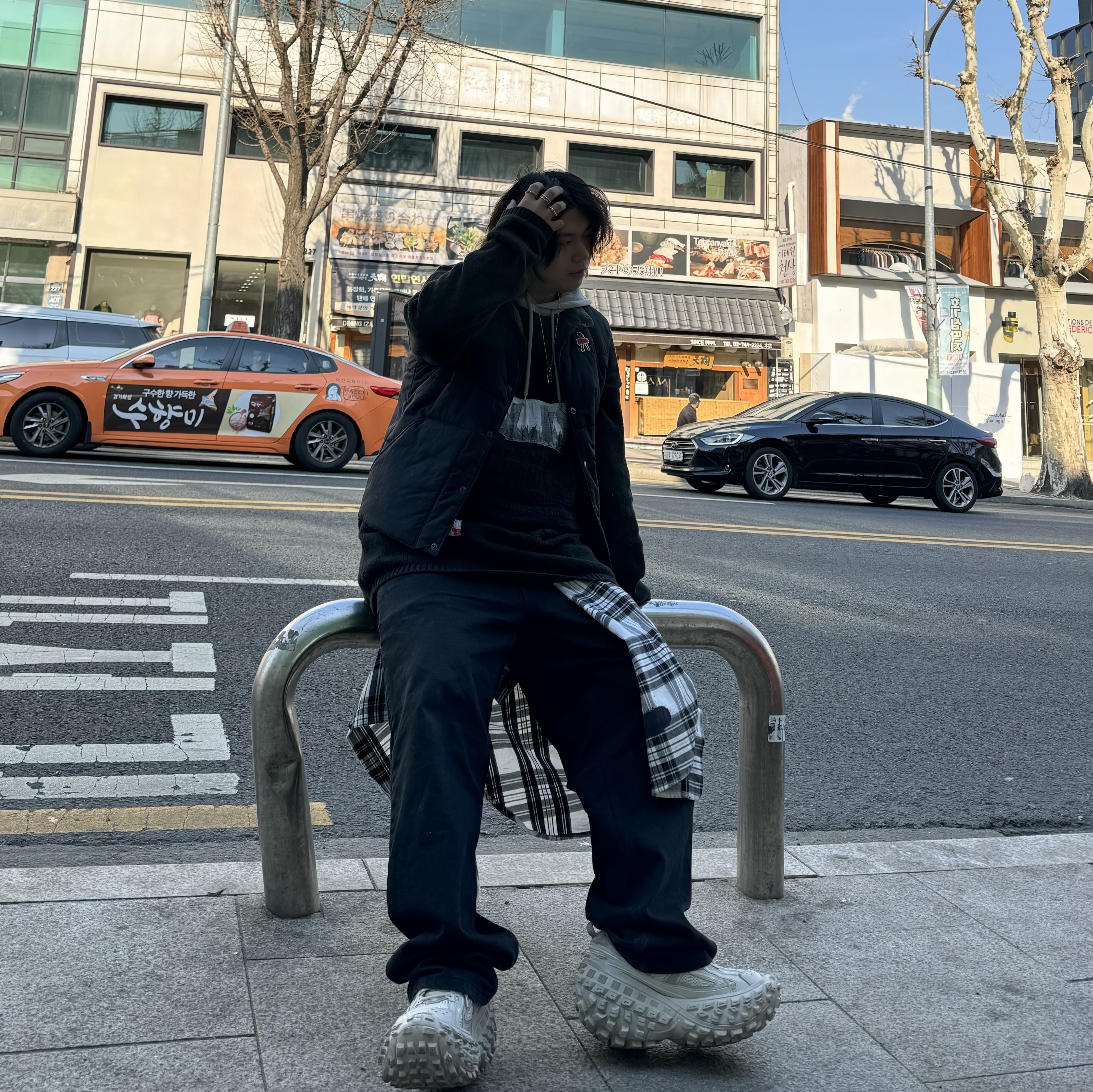 Palace Dragon P-3 Hood Grey - 22FW, Balenciaga Defender Sneakers Beige 착용 스타일 - 1