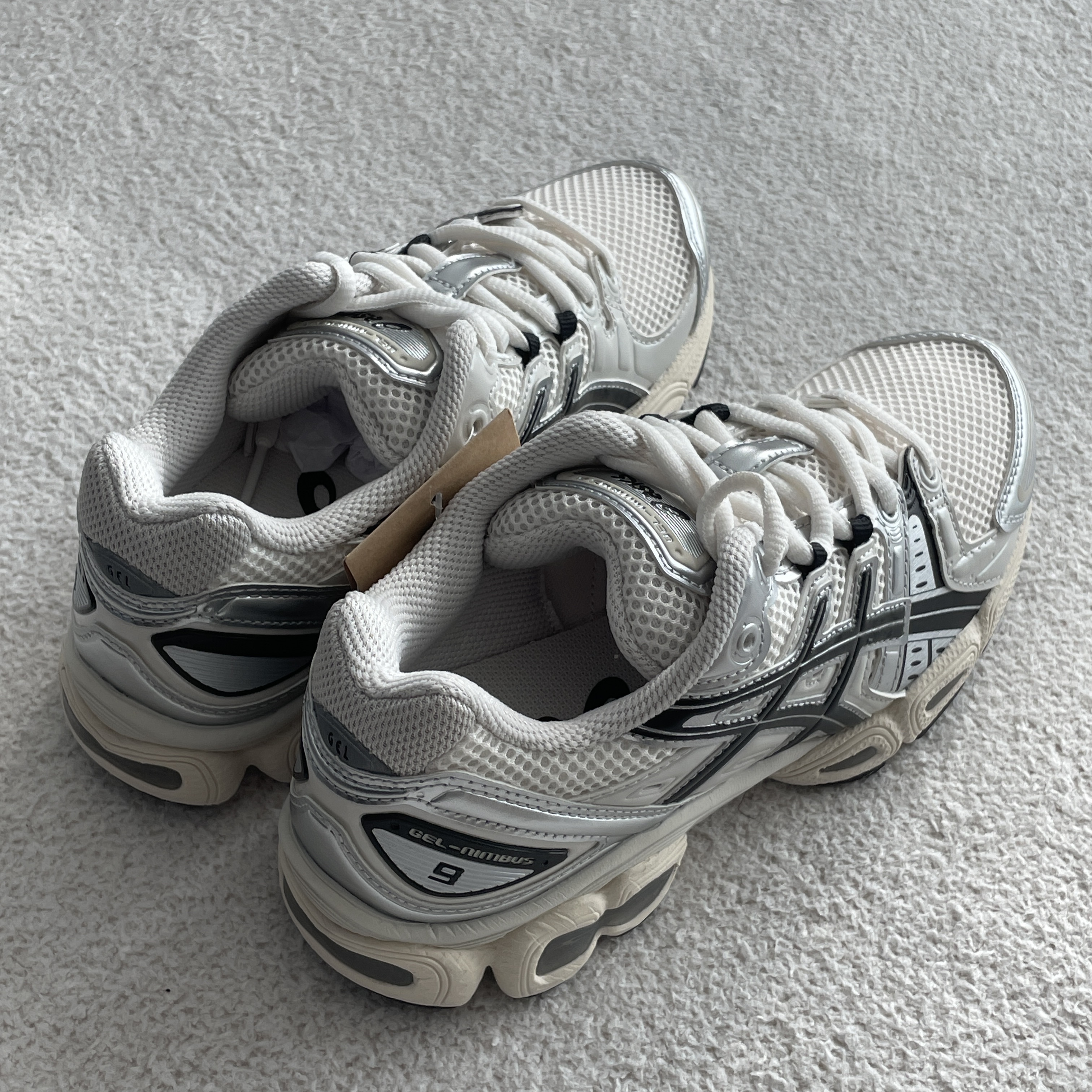 Asics Gel-Nimbus 9 Cream Black 착용 스타일 - 4