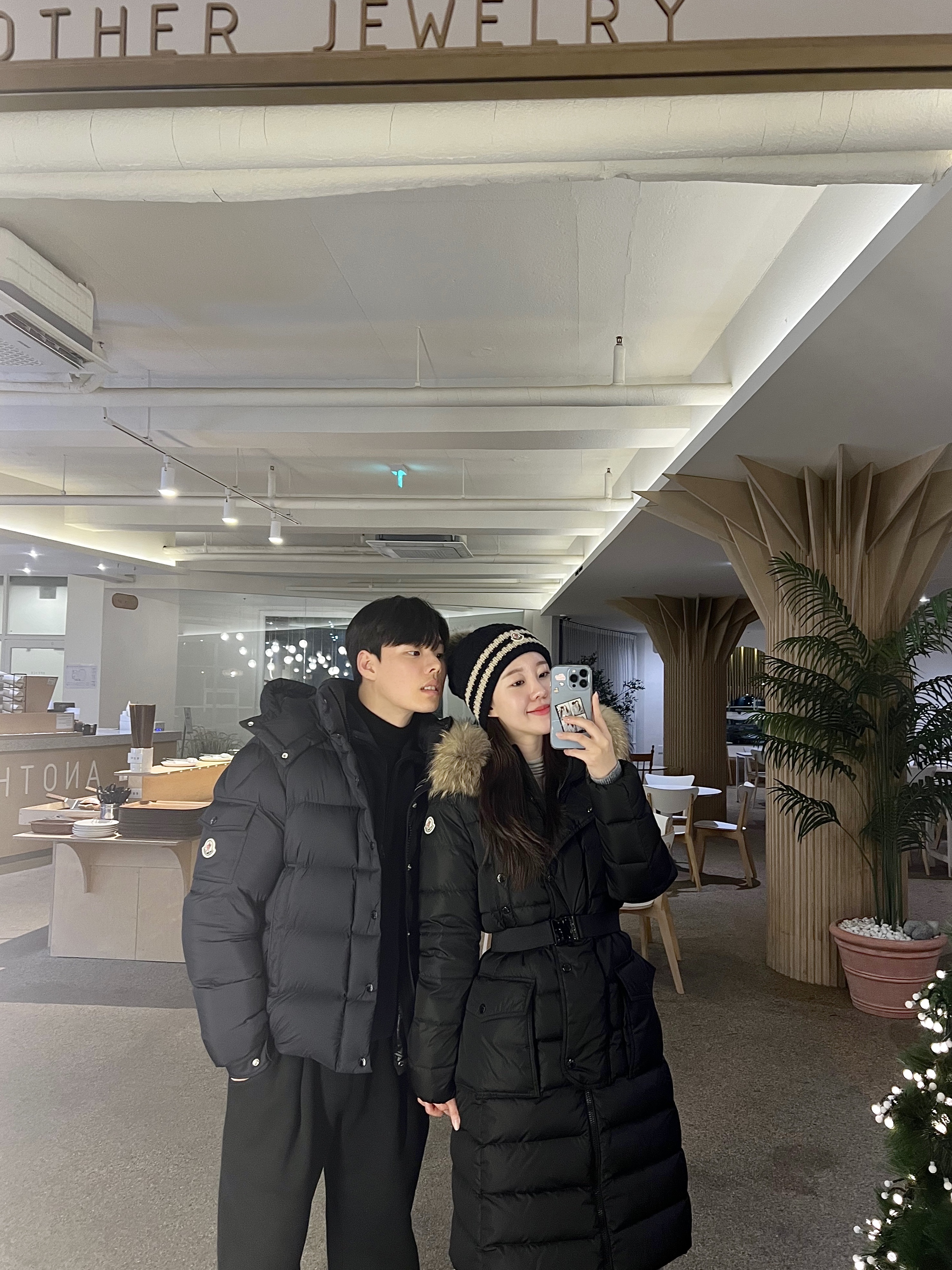 Moncler Vezere Short Down Jacket Black - 23FW, (W) Moncler Khloe Long Down Jacket Black - 23FW 착용 스타일