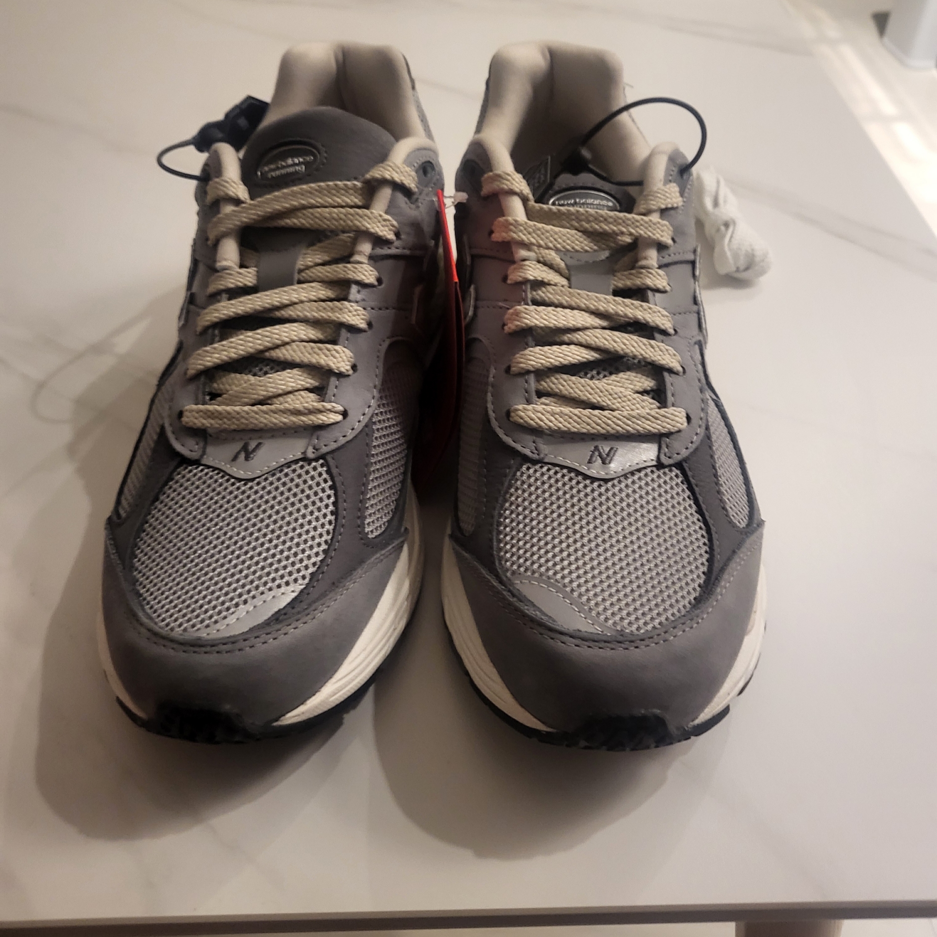 New Balance 2002R Premium Vintage Grey 착용 스타일 - 3