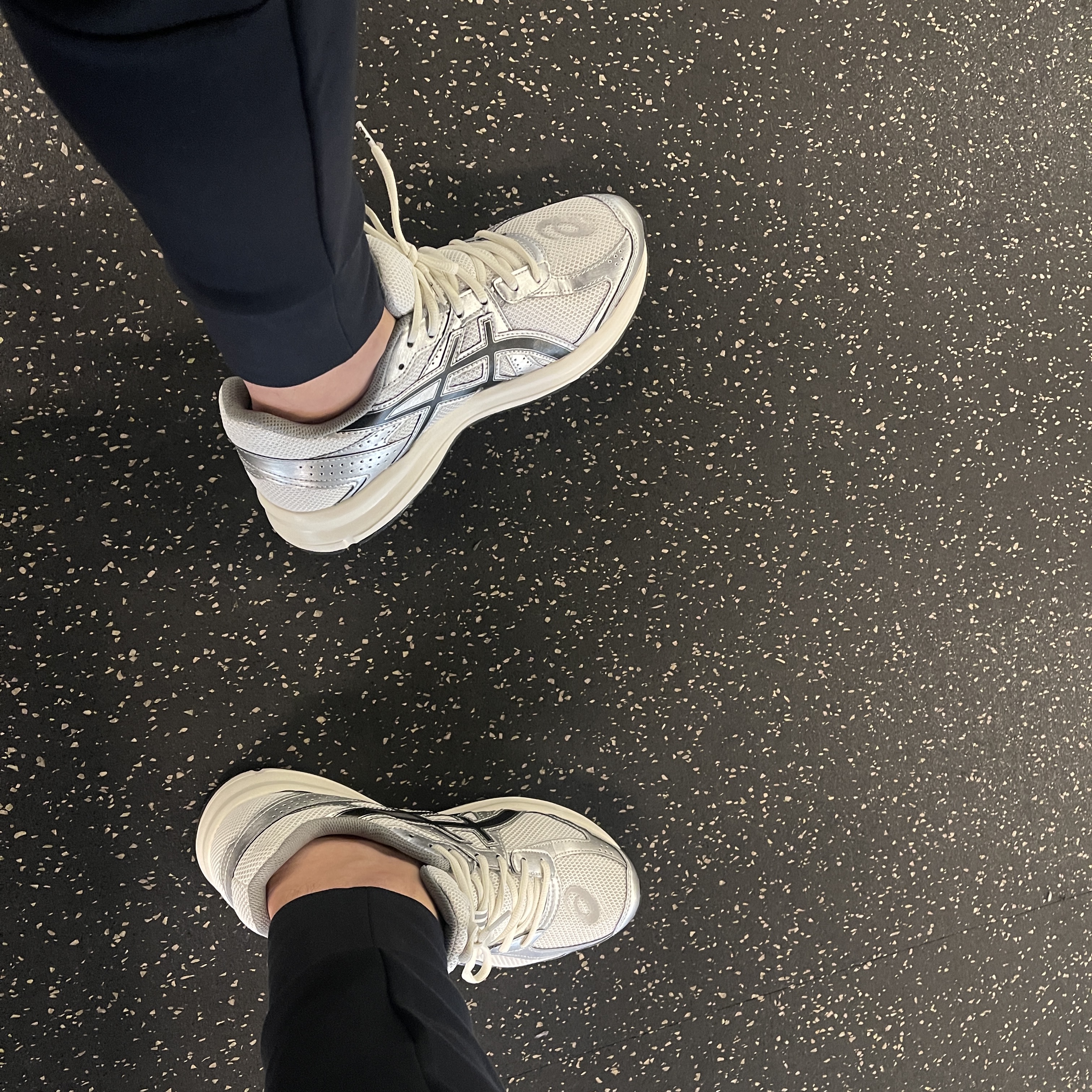 Asics Jog 100 S White Black - 2E Wide 착용 스타일 - 1