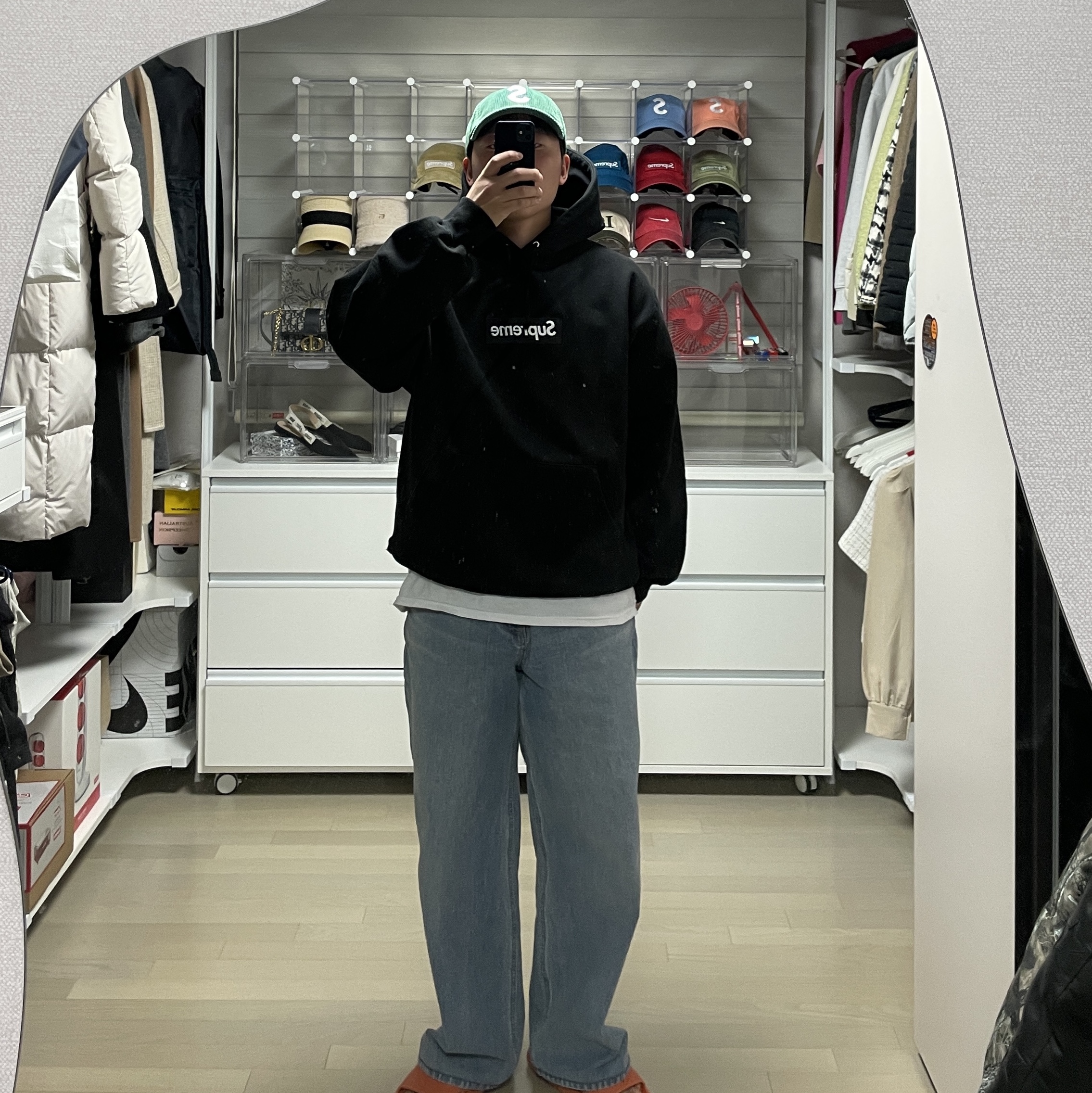Supreme Box Logo Hooded Sweatshirt Black - 23FW, Supreme Corduroy S Logo 6-Panel Green - 23FW 착용 스타일 - 1