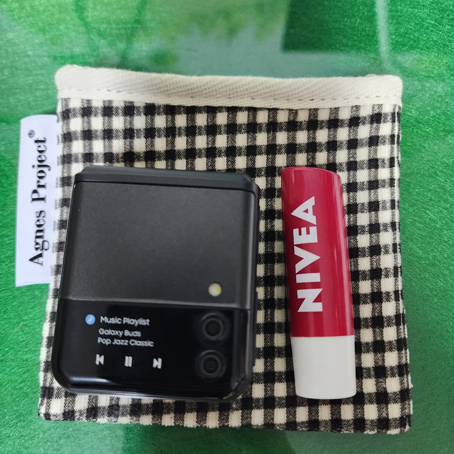 Agnes Project Square Check Pouch Small Black 착용 스타일