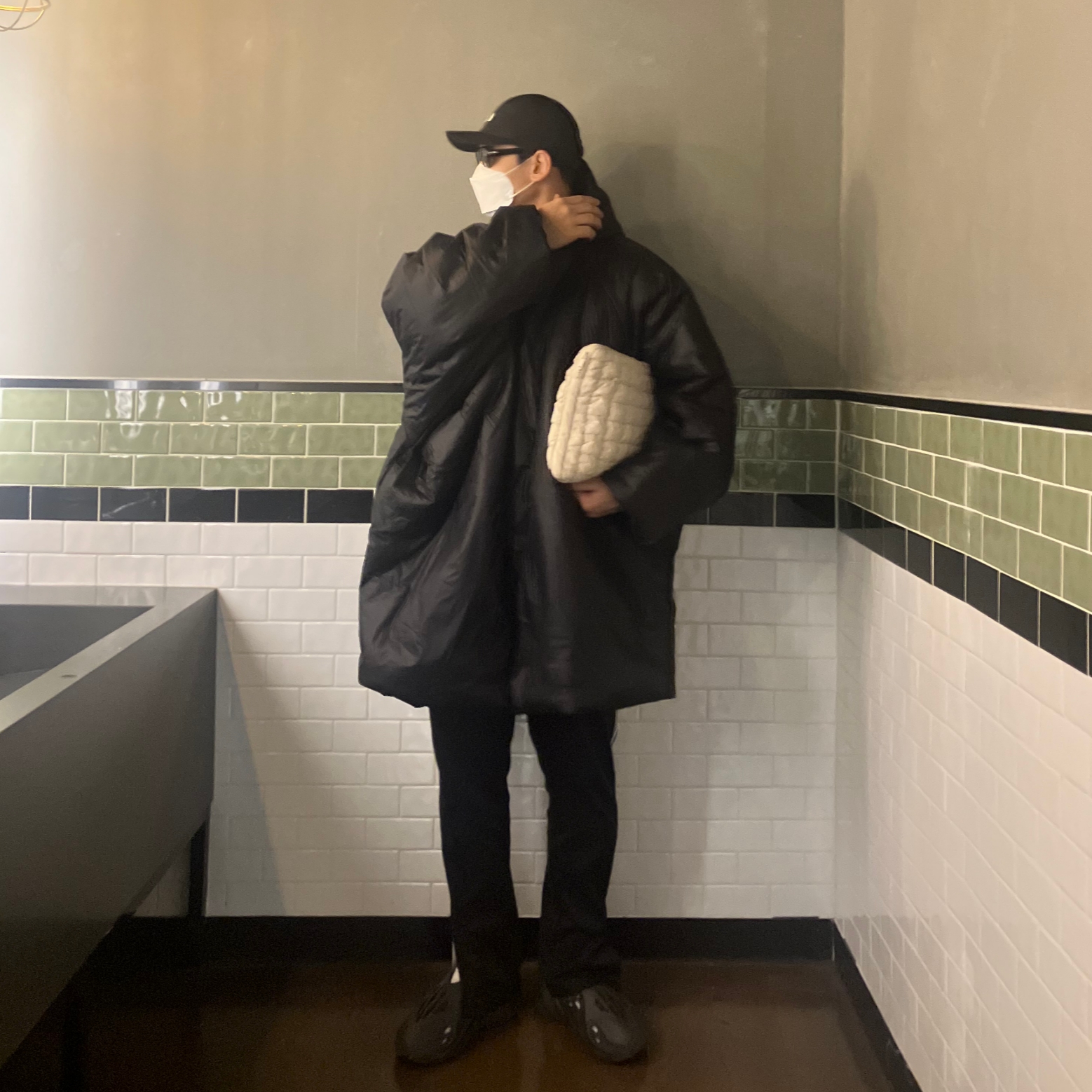 이지 갭 엔지니어드 바이 발렌시아가 티컷 퍼퍼 파카 블랙, 코스 퀄티드 랩탑 케이스 오프 화이트 착용 스타일