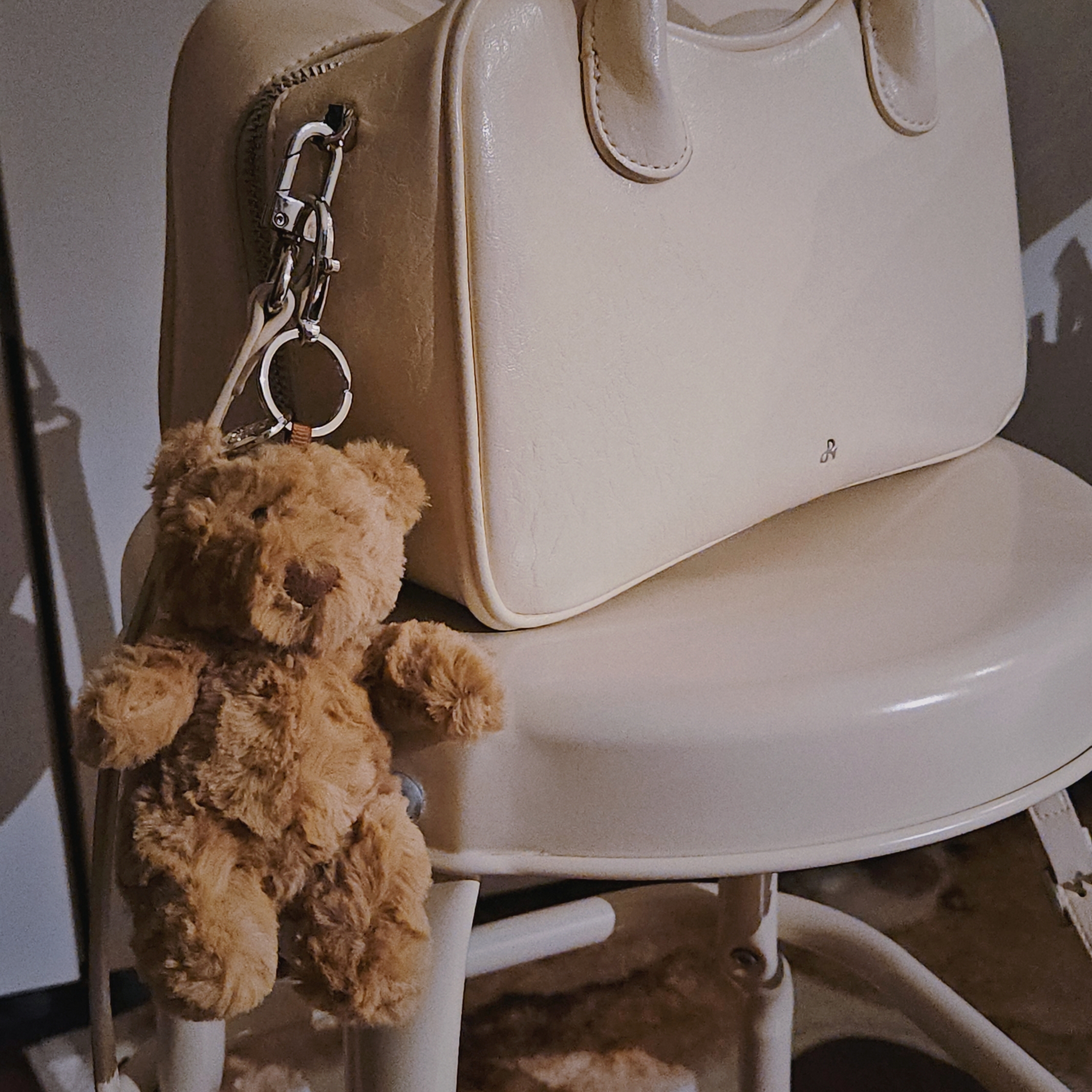 Jellycat Bartholomew Bear Bag Charm Brown 착용 스타일 - 1