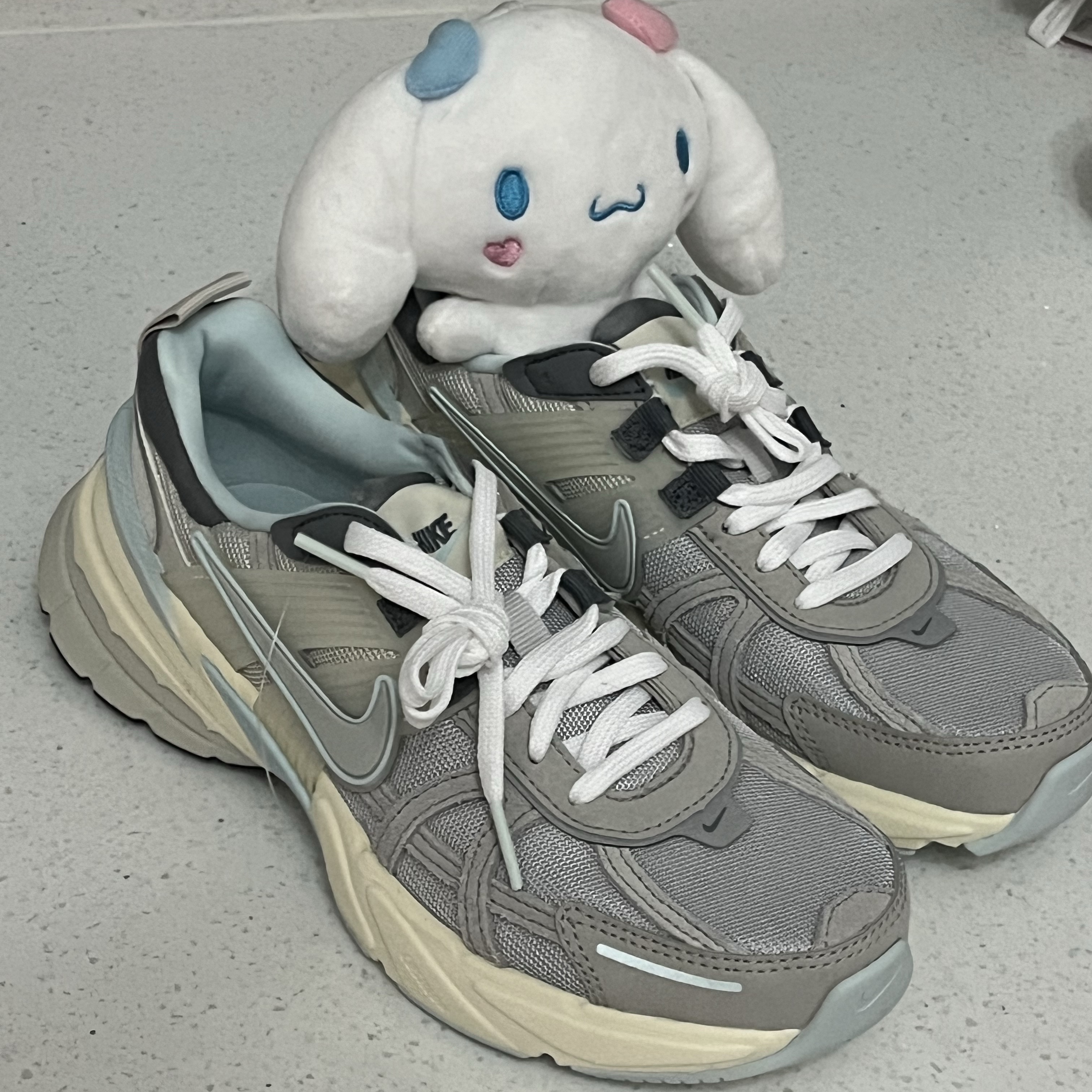 Nike V2K Run Light Bone Metallic Platinum 착용 스타일 - 3