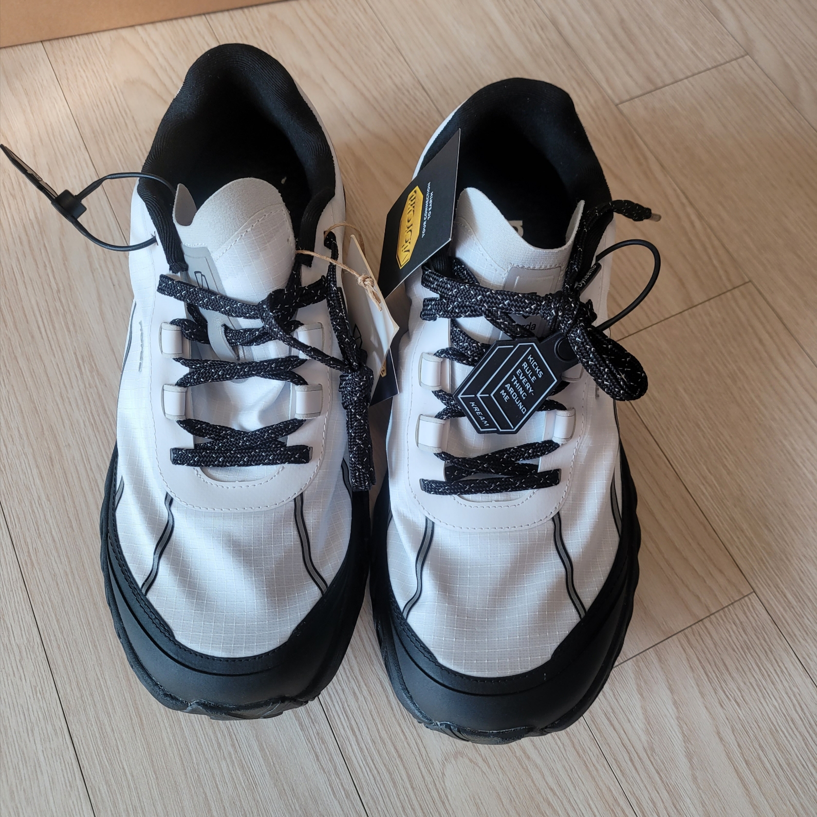 Norda 002 Alpine White 착용 스타일