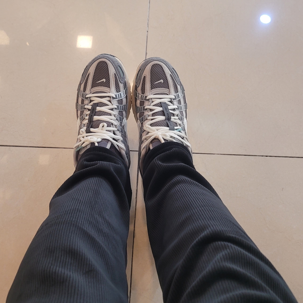 Nike P-6000 Flat Pewter Light Iron Ore 착용 스타일 - 2