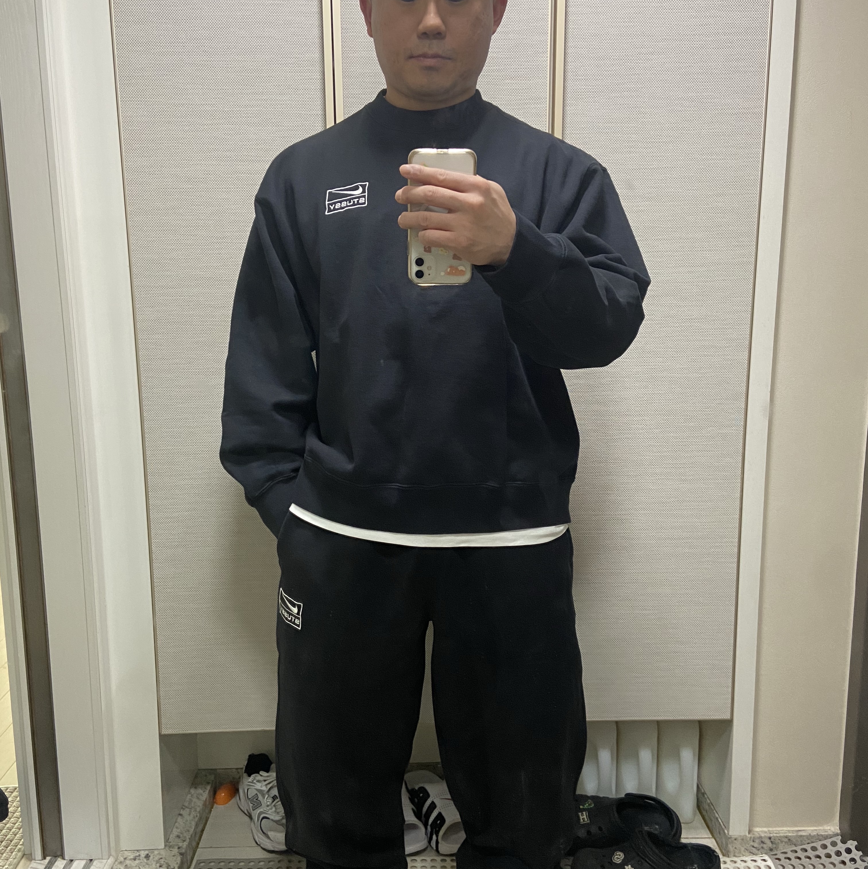 Nike x Stussy NRG Washed Fleece Crewneck Black (DO5310-010), Nike x Stussy NRG Washed Fleece Pants Black (DO5296-010) 착용 스타일