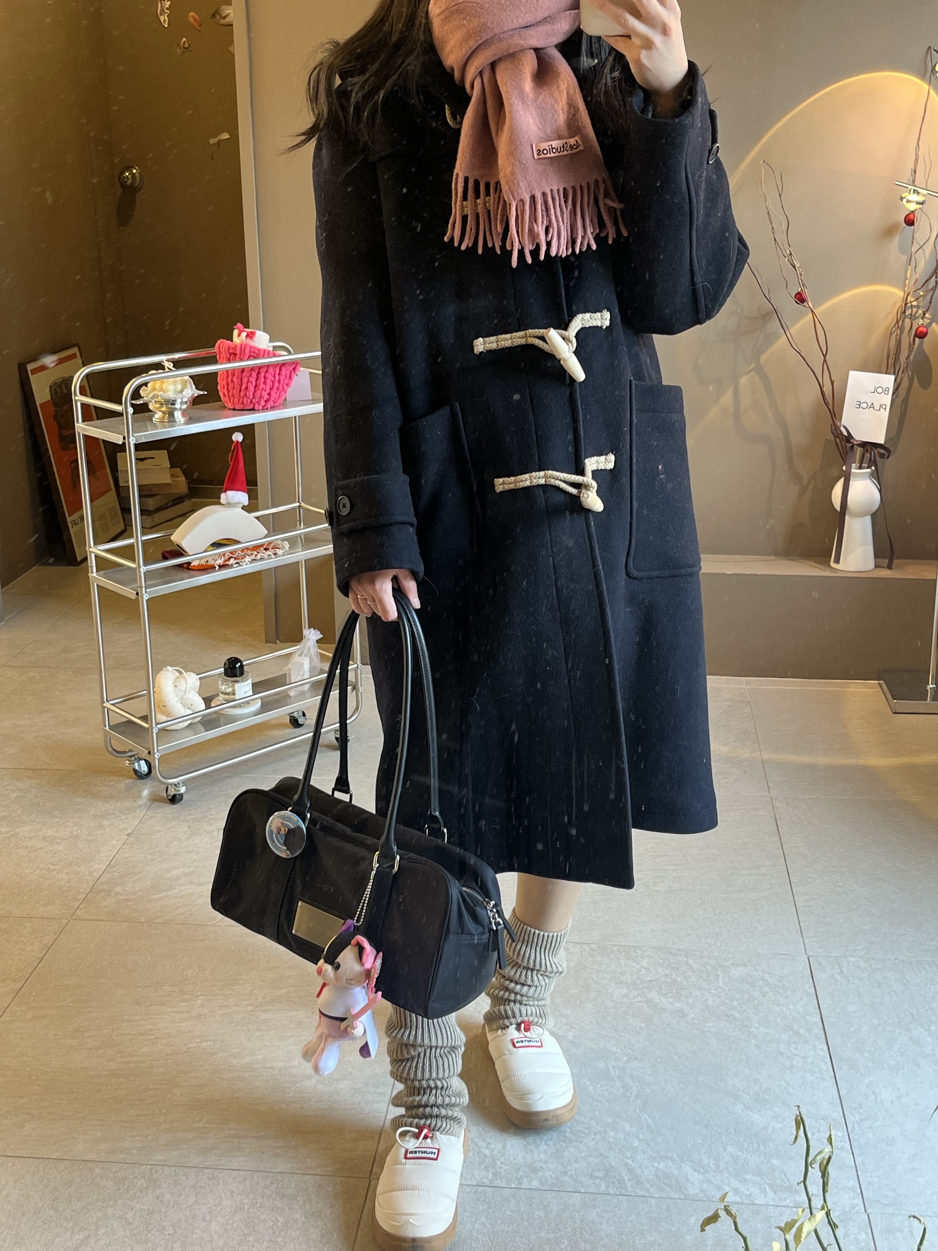 Acne Studios Canada Narrow New Wool Muffler Old Pink, Matin Kim Sporty Tote Bag Black 착용 스타일