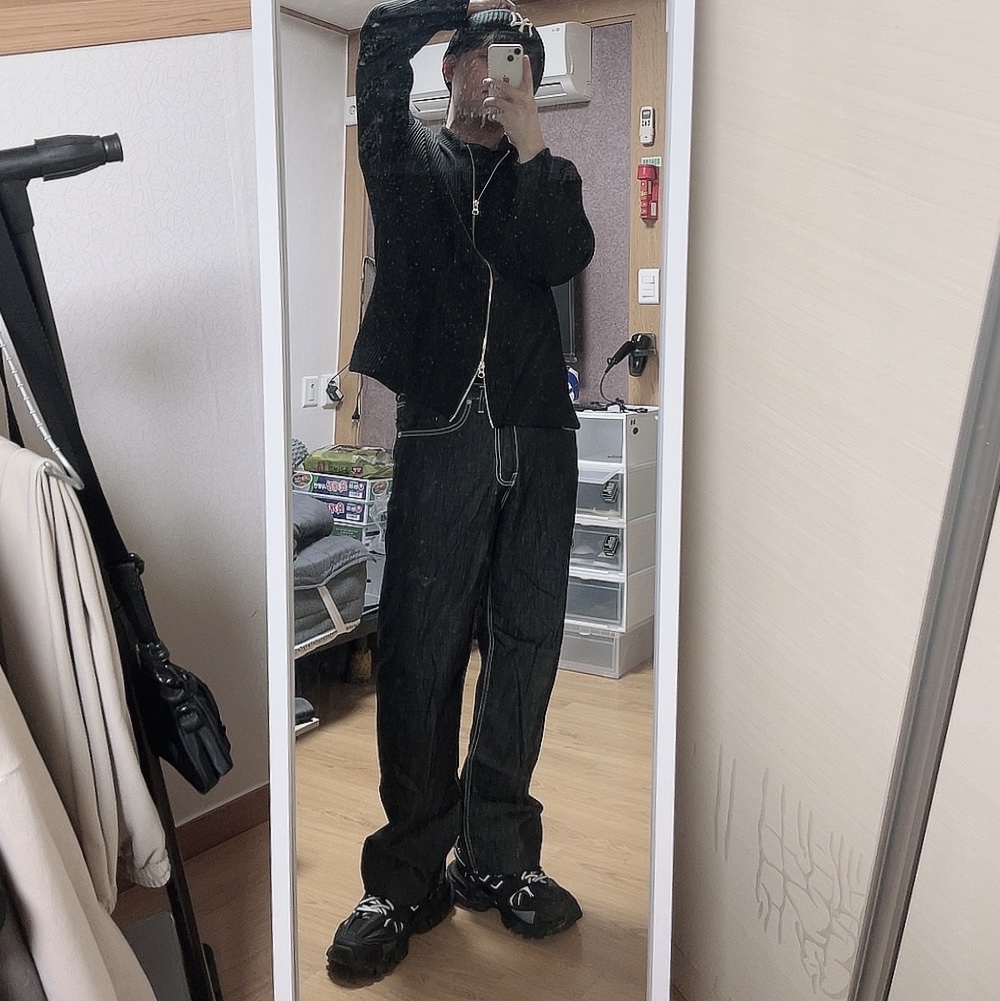 (W) Balenciaga Track Sneakers Black White 착용 스타일 - 1