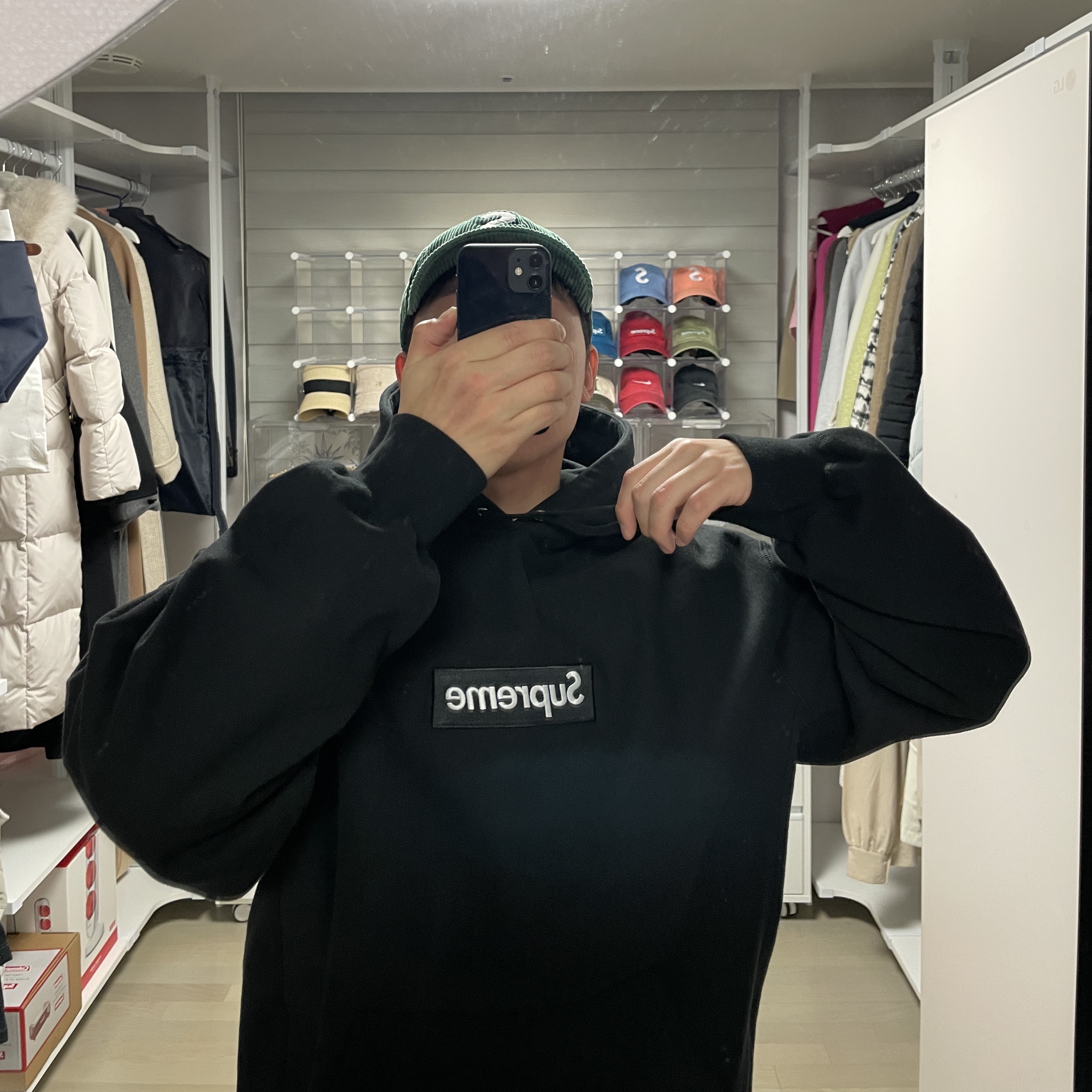 Supreme Box Logo Hooded Sweatshirt Black - 23FW, Supreme Corduroy S Logo 6-Panel Green - 23FW 착용 스타일 - 2