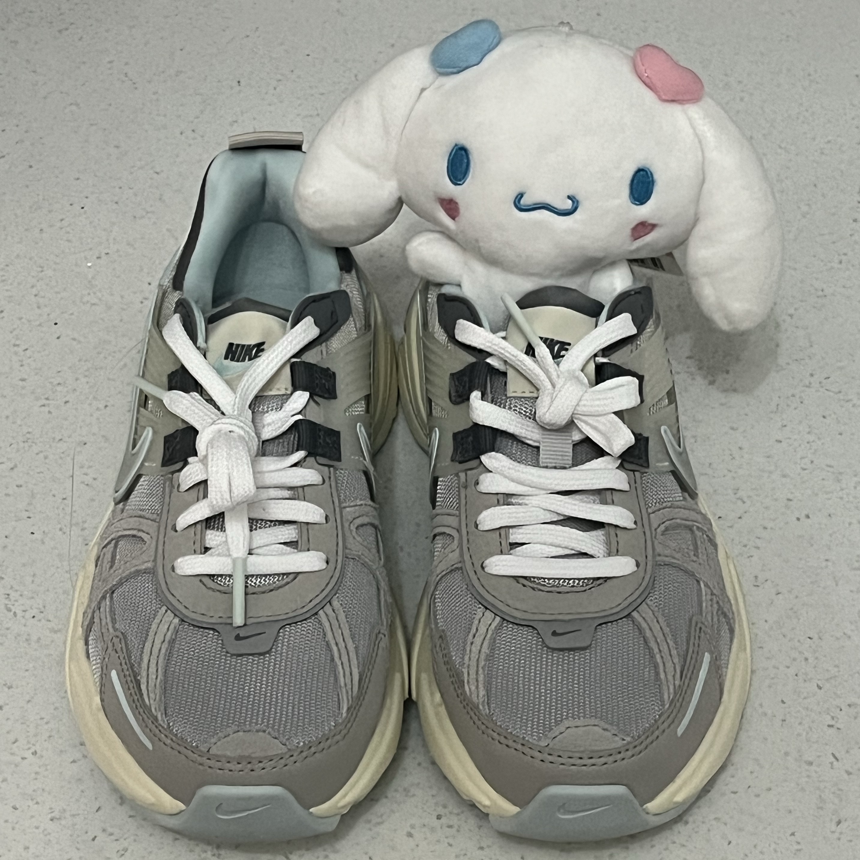 Nike V2K Run Light Bone Metallic Platinum 착용 스타일 - 1
