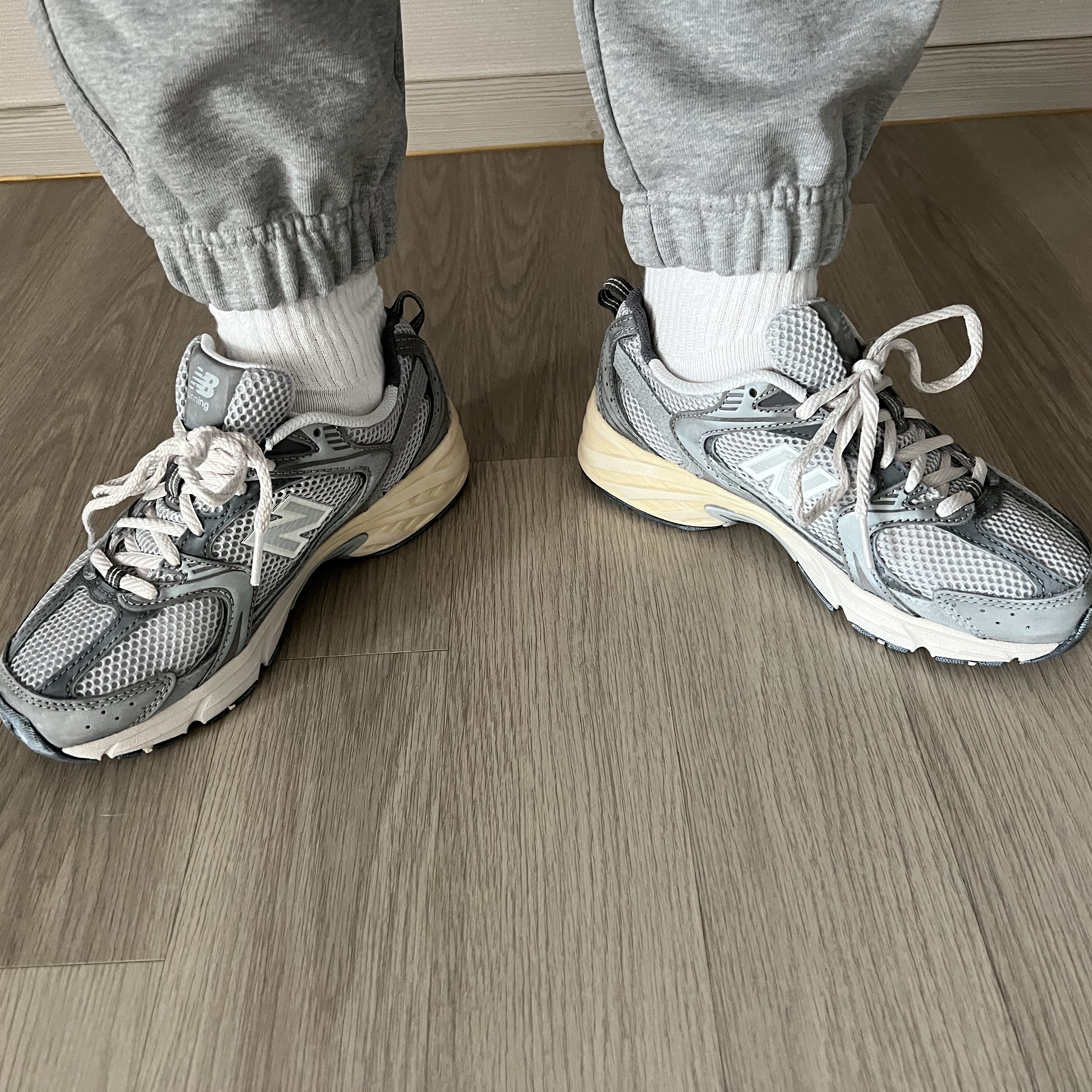New Balance 530 Premium Vintage Grey Matter 착용 스타일 - 4