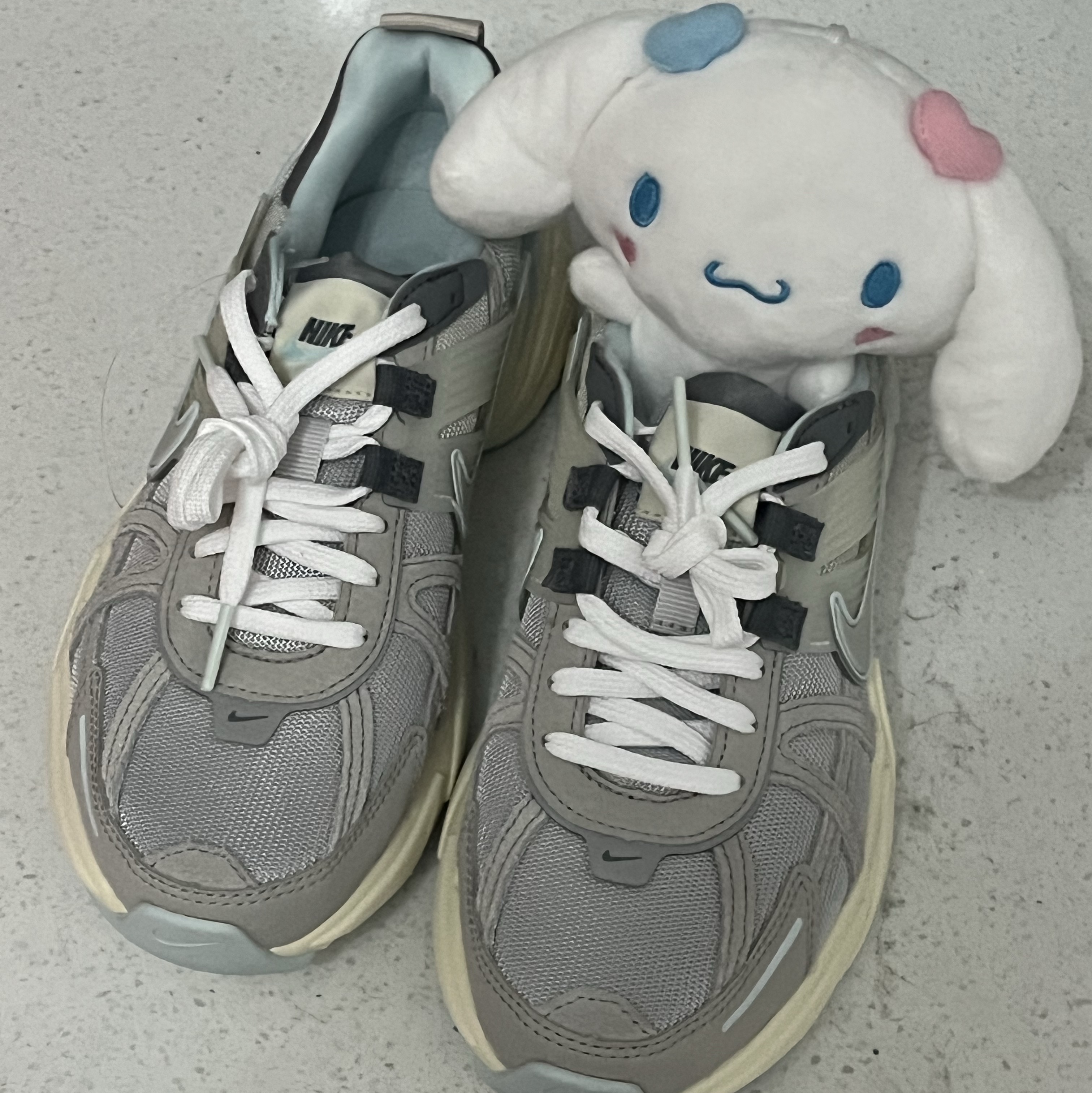 Nike V2K Run Light Bone Metallic Platinum 착용 스타일 - 2