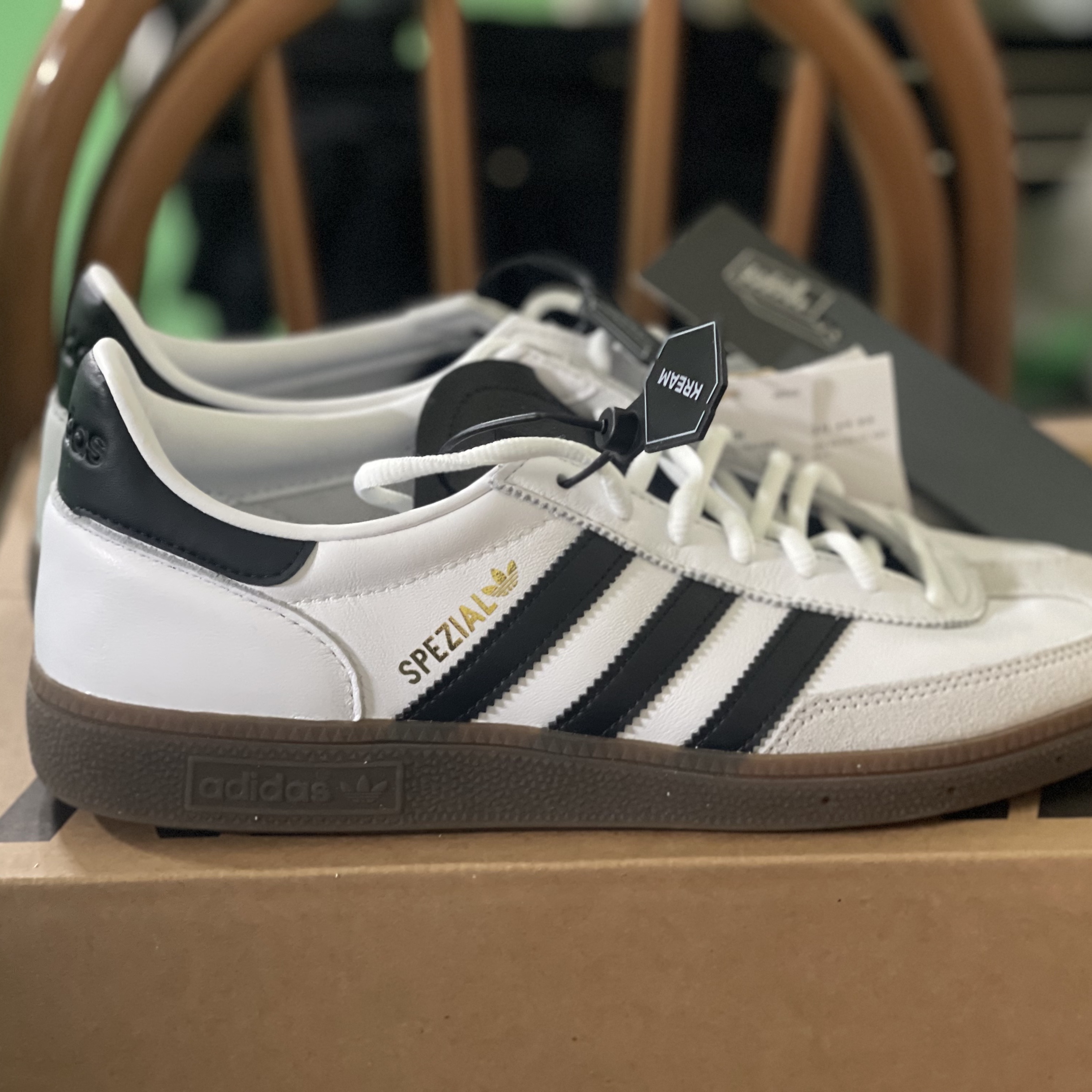Adidas Spezial Handball White Core Black 착용 스타일 - 2