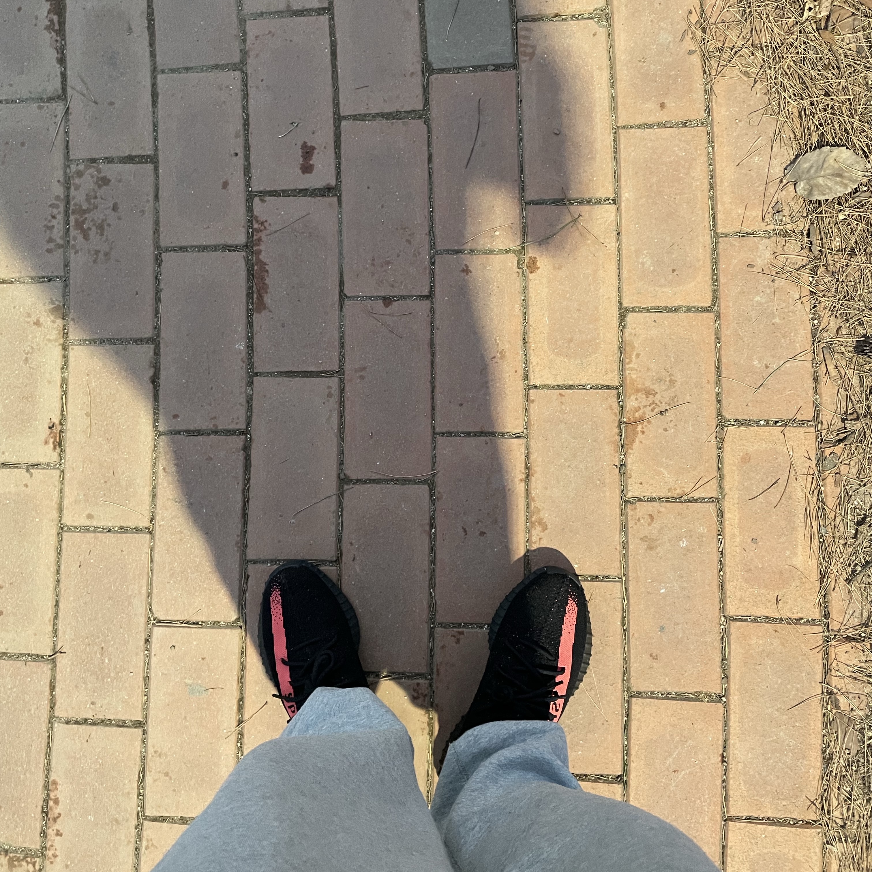 Adidas Yeezy Boost 350 V2 Core Black Red 2022/2023 착용 스타일
