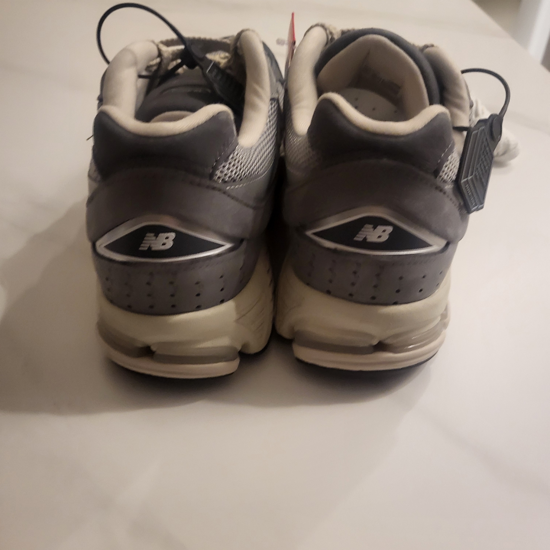 New Balance 2002R Premium Vintage Grey 착용 스타일 - 2