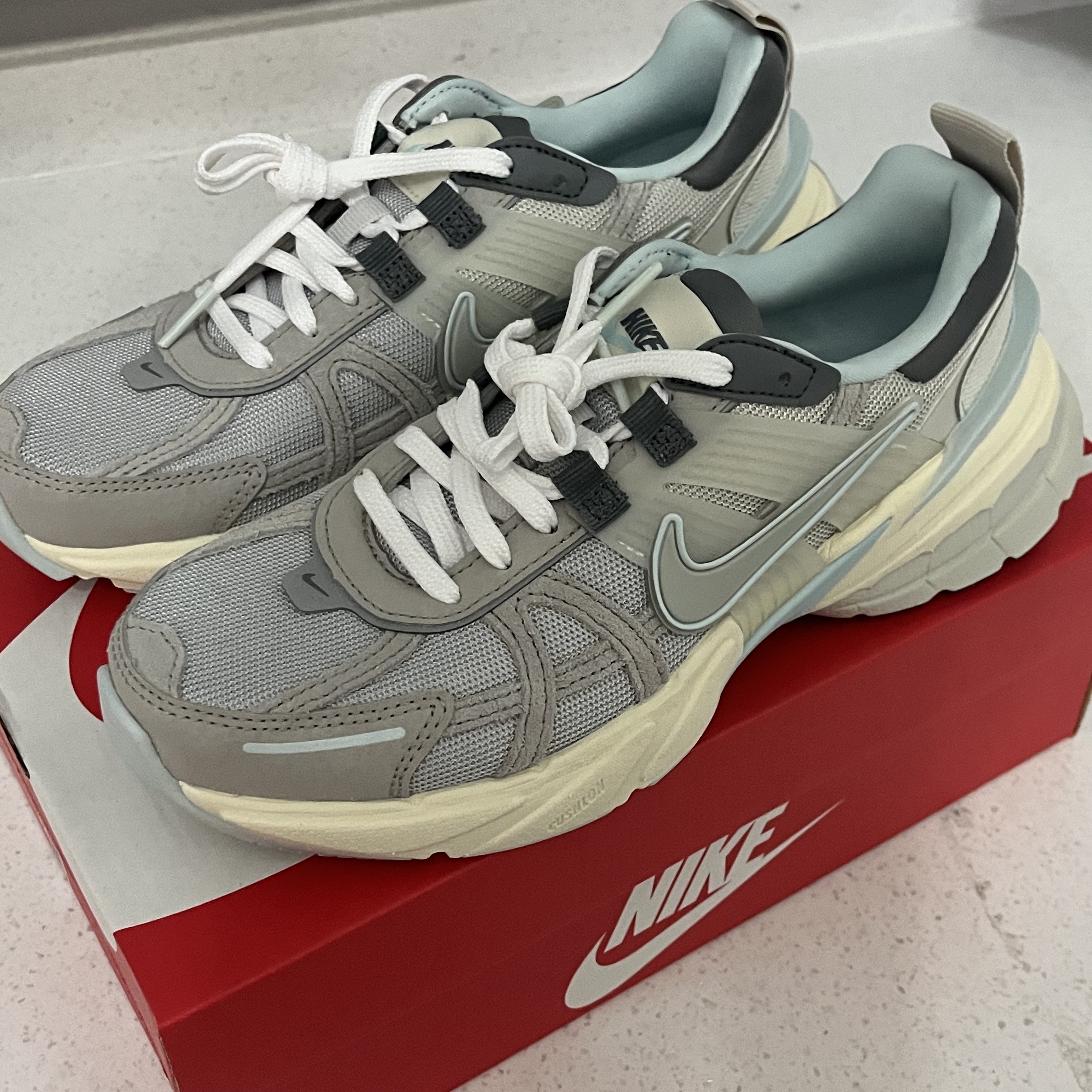 Nike V2K Run Light Bone Metallic Platinum 착용 스타일 - 4