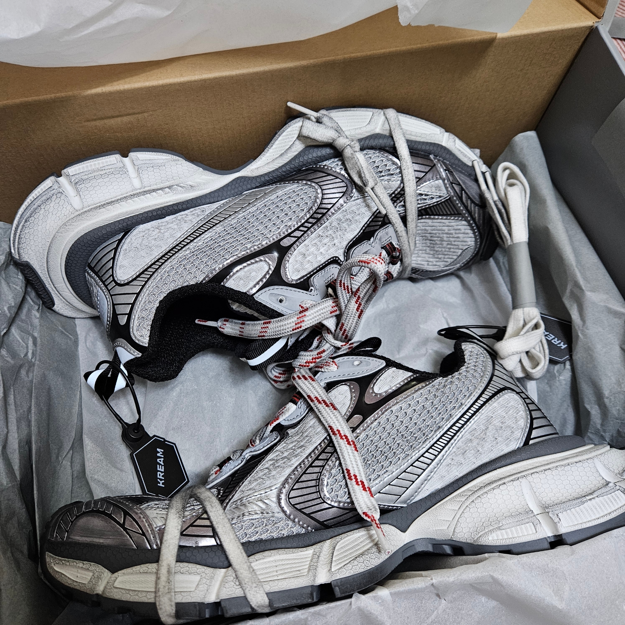 Balenciaga 3XL Sneakers Grey White Red 착용 스타일