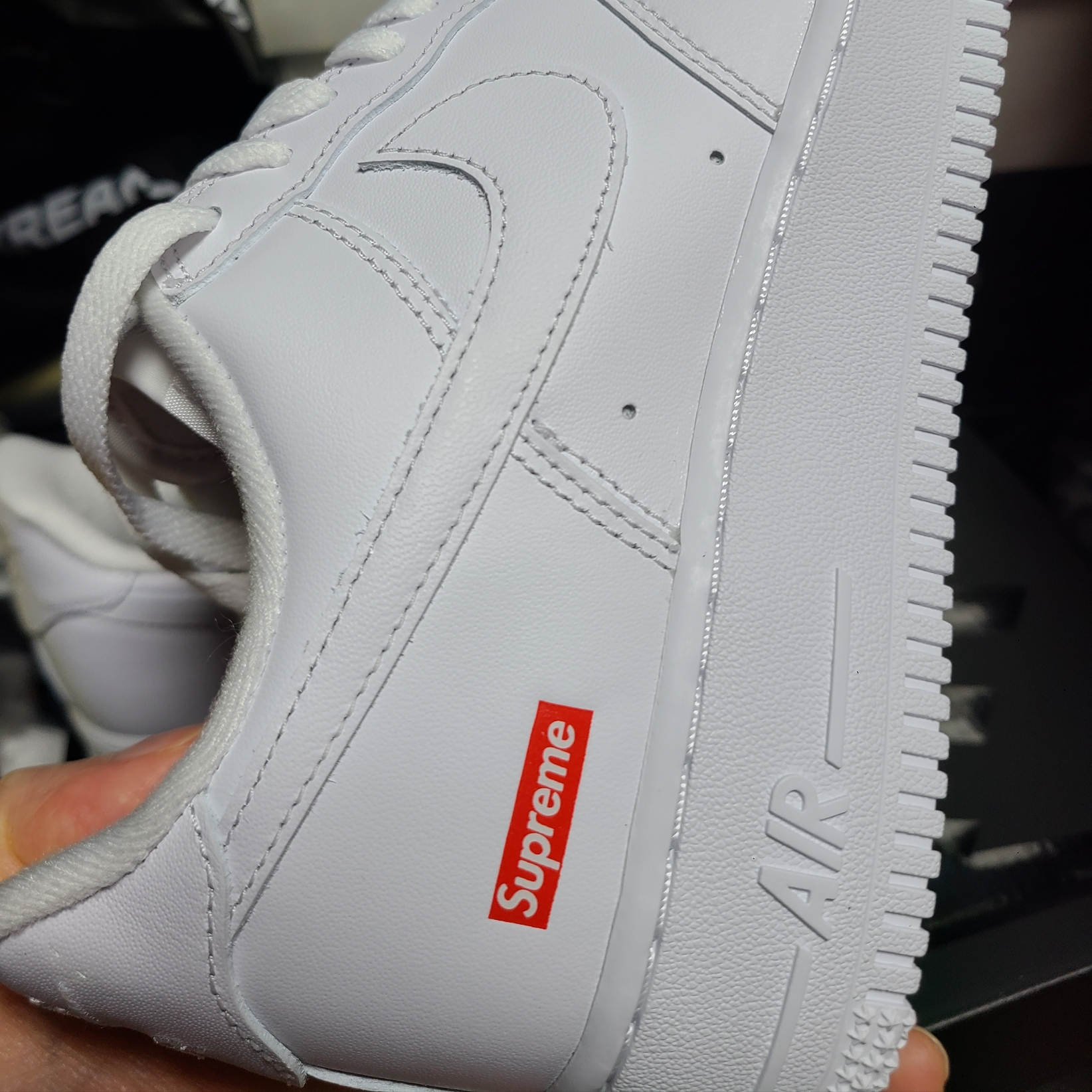 Nike x Supreme Air Force 1 Low White 착용 스타일 - 2