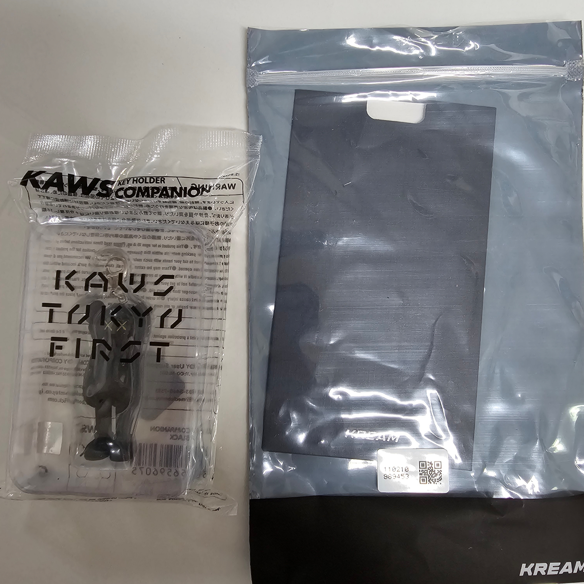 Kaws Tokyo First Companion Keychain Black 착용 스타일 - 2