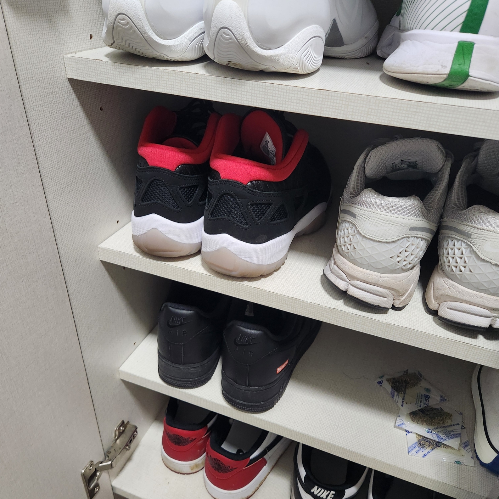 Nike x Supreme Air Force 1 Low Black, Nike x Supreme Air Zoom Courtposite SP White University Red 착용 스타일