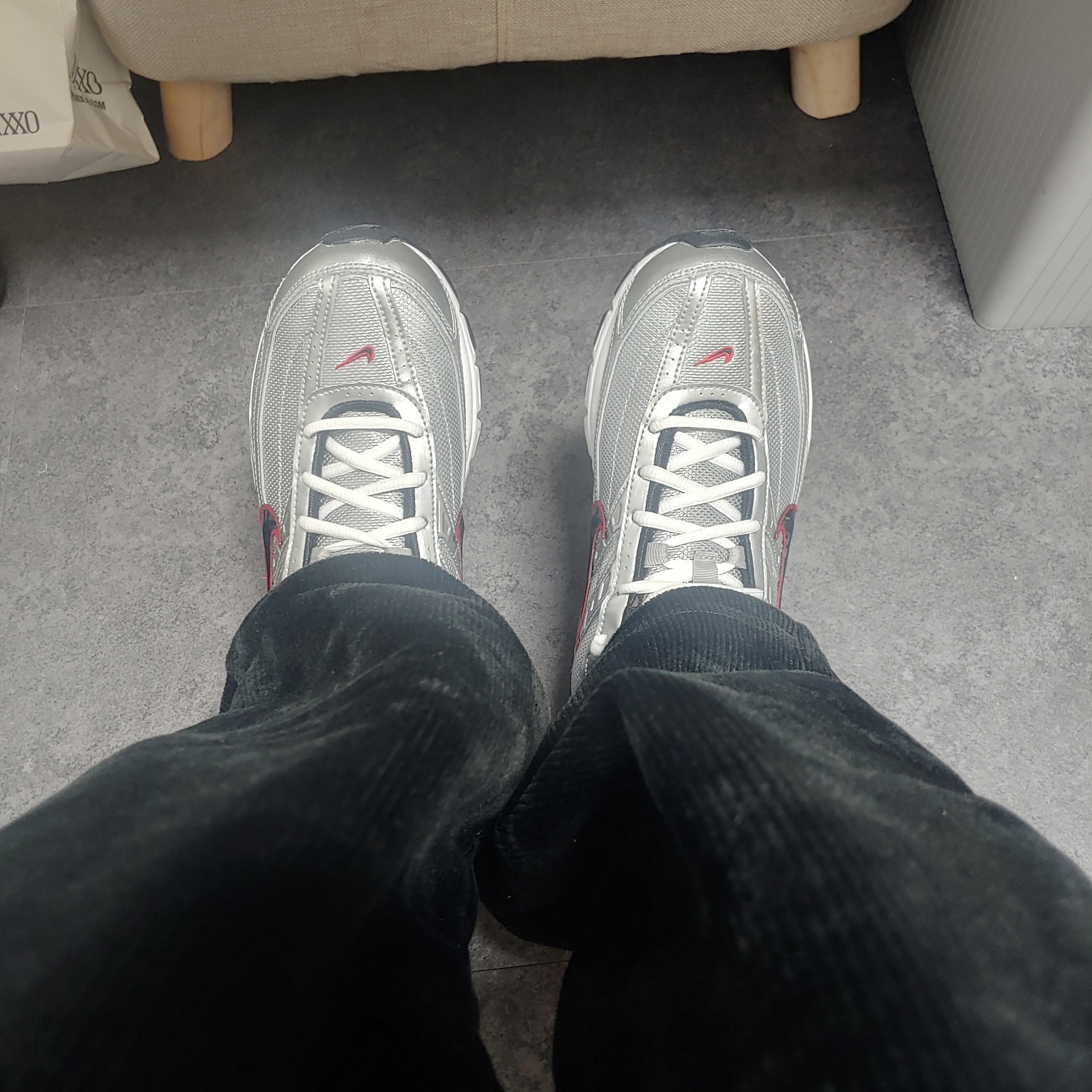 Nike Initiator Metallic Silver Black 착용 스타일