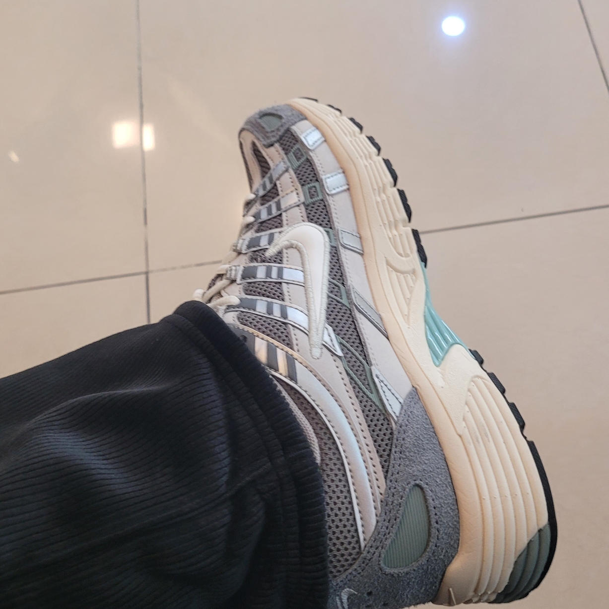 Nike P-6000 Flat Pewter Light Iron Ore 착용 스타일 - 1