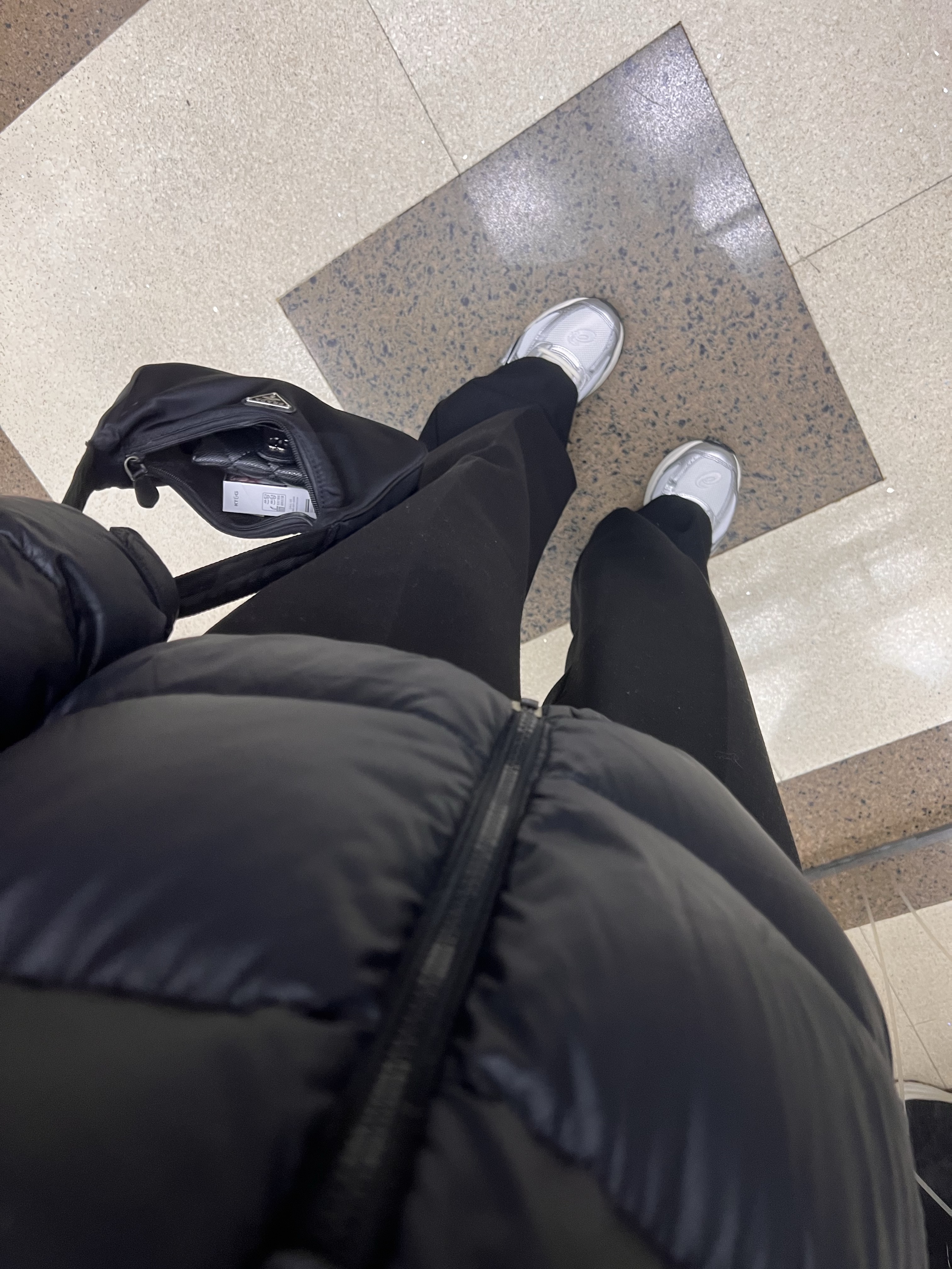 Prada Re-Edition 2000 Re-Nylon Mini Shoulder Bag Black, Asics Jog 100 S White Black - 2E Wide 착용 스타일