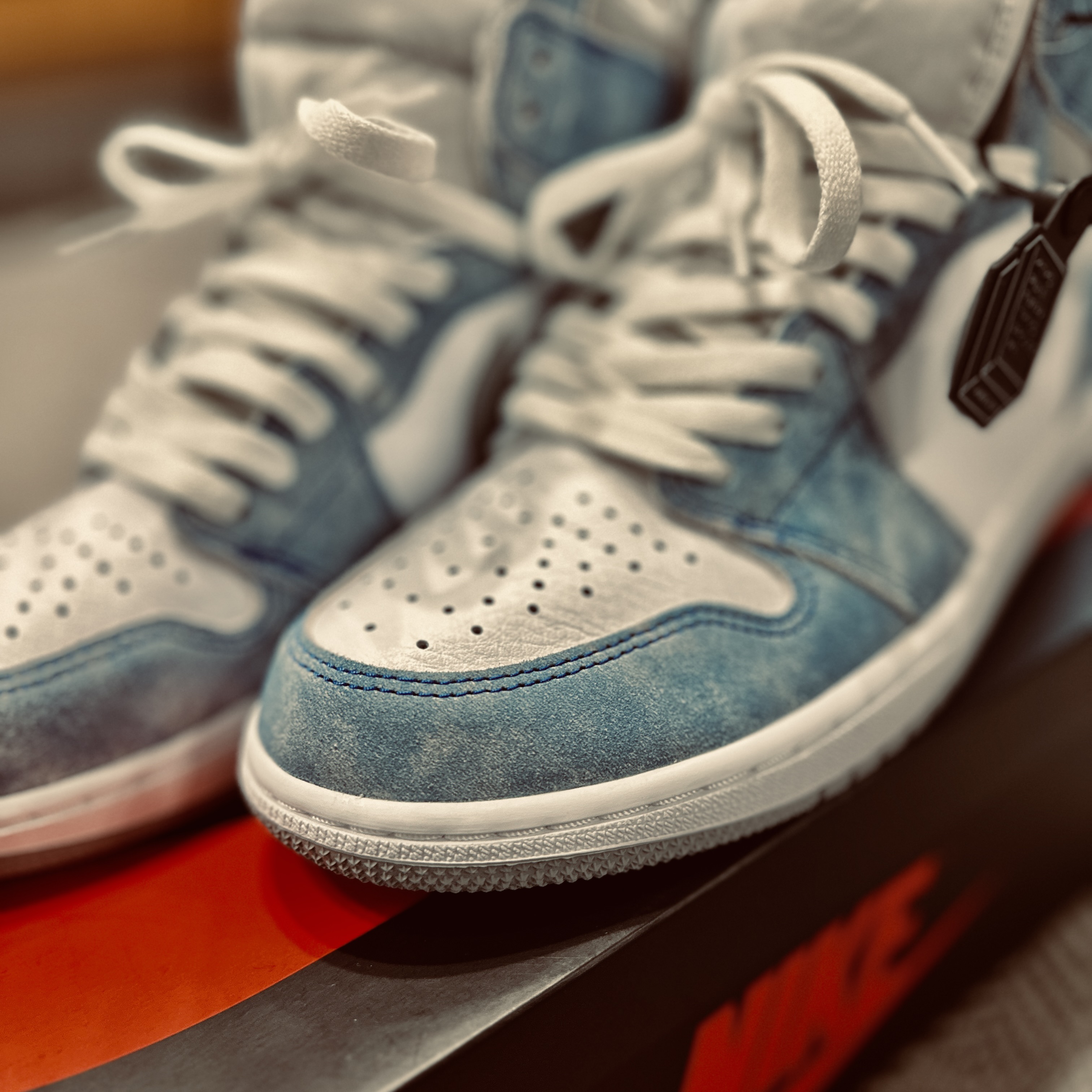 Jordan 1 Retro High OG Hyper Royal 착용 스타일 - 2