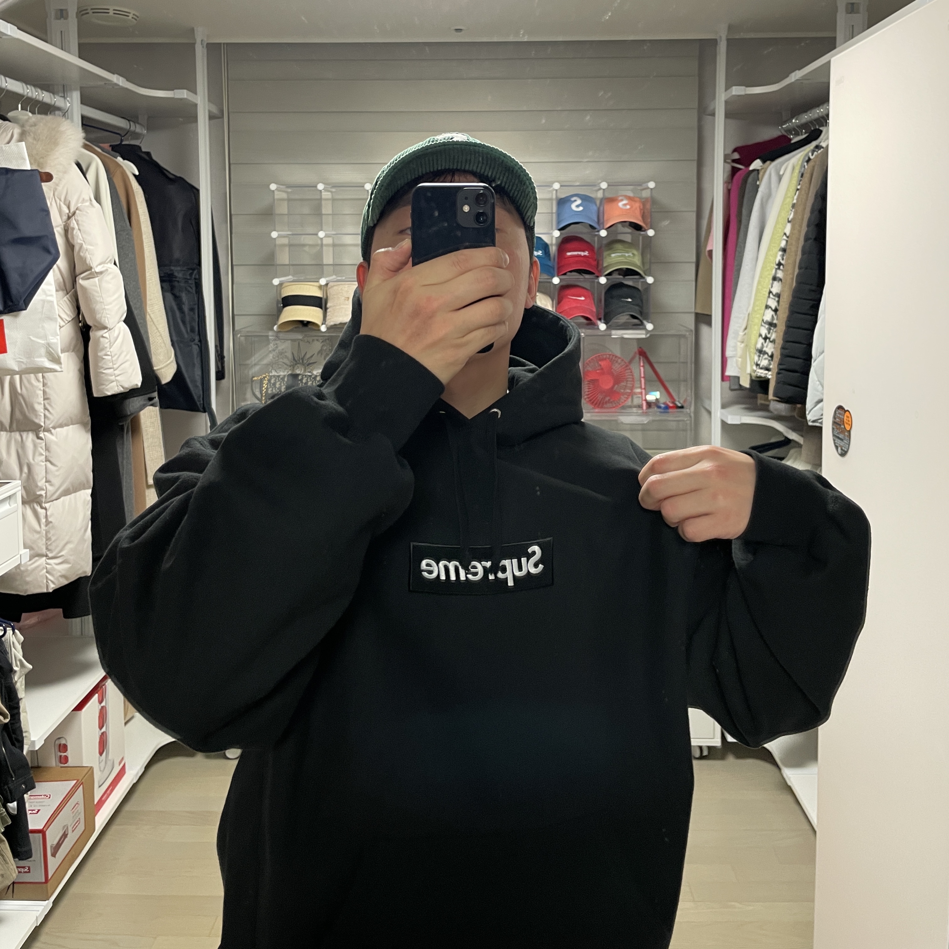 Supreme Box Logo Hooded Sweatshirt Black - 23FW, Supreme Corduroy S Logo 6-Panel Green - 23FW 착용 스타일 - 4