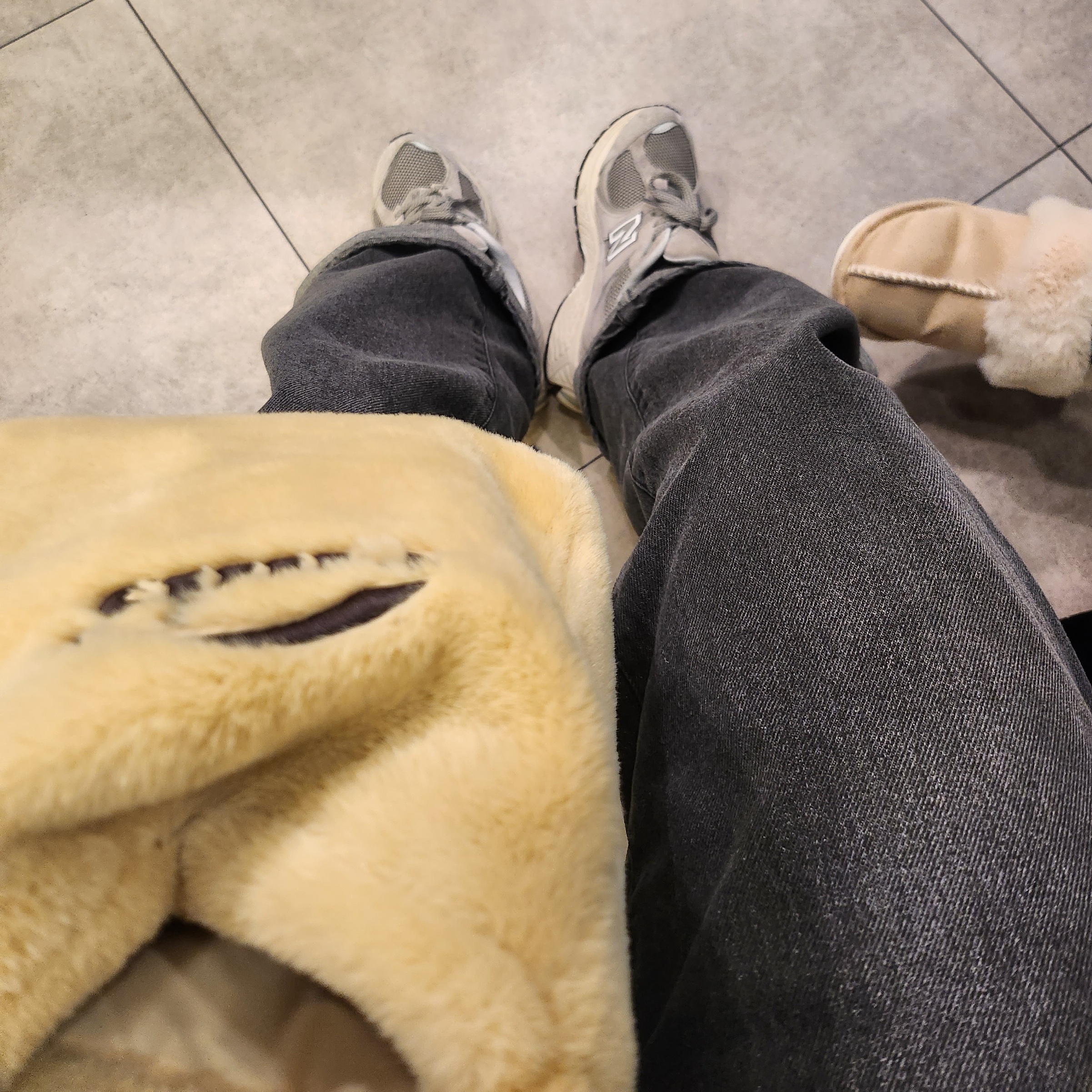 Emis New Logo Fur Bag Light Yellow 착용 스타일