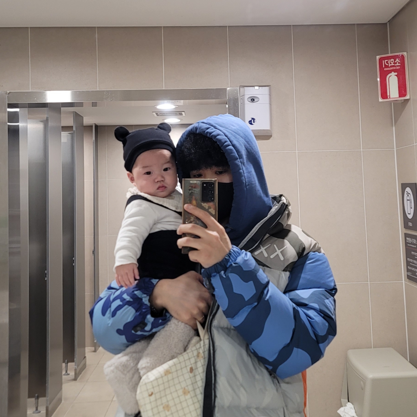 The North Face x Kaws 1996 Nuptse Jacket Moonlight Ivory, (PS) Nike Dunk Low Football Grey Mineral Teal 착용 스타일 - 1