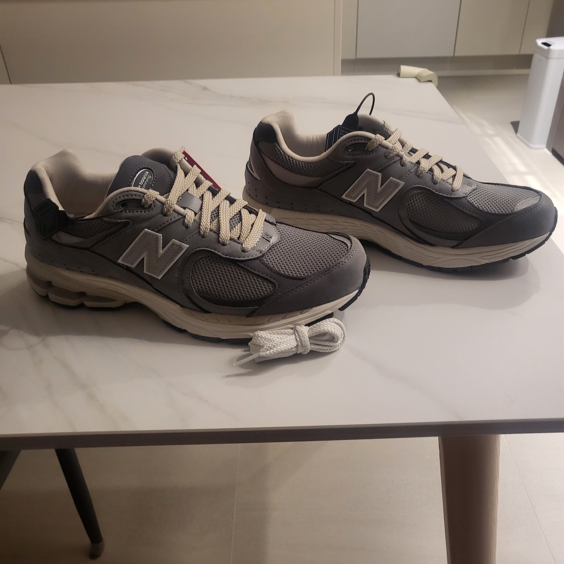 New Balance 2002R Premium Vintage Grey 착용 스타일 - 1