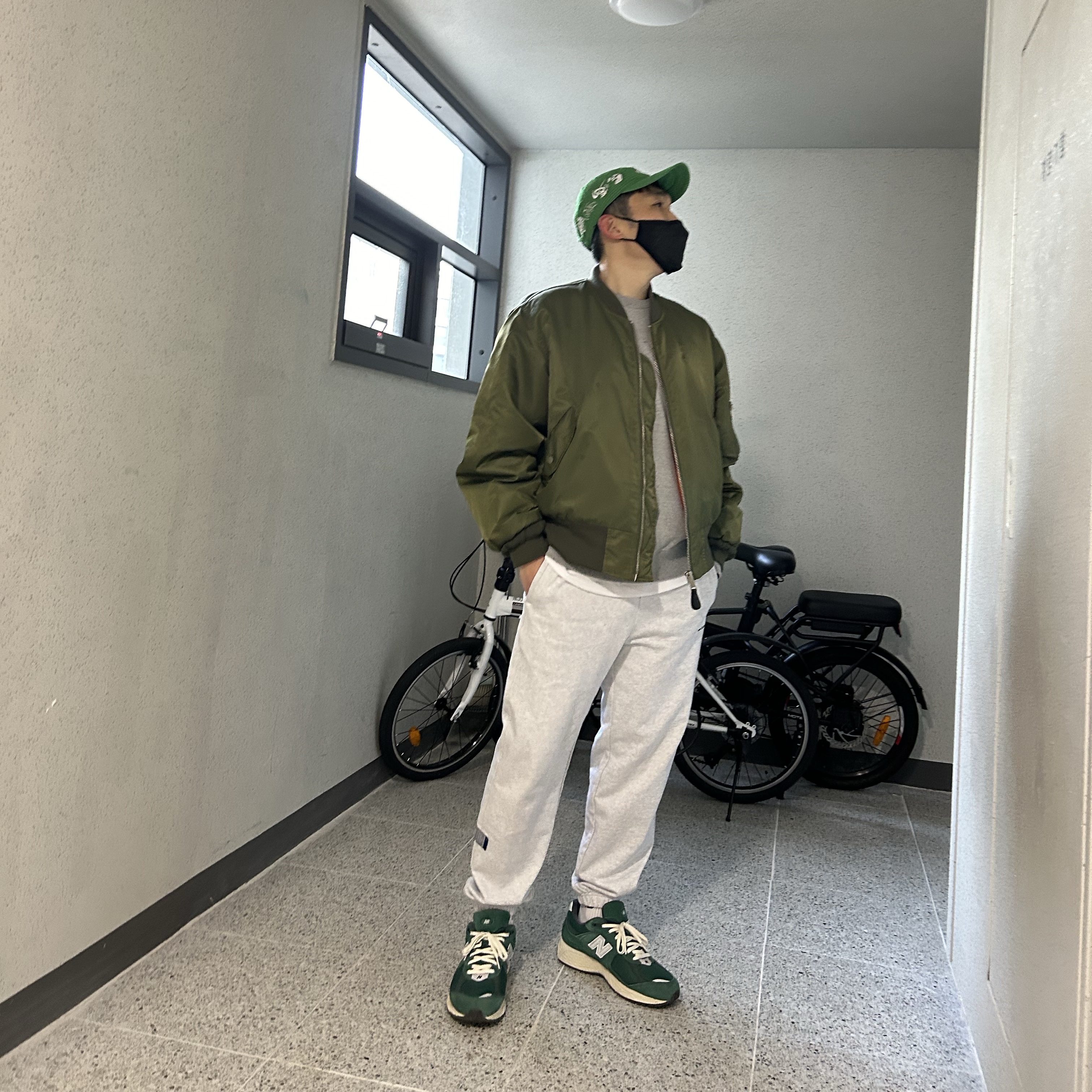 Nike x Off-White Fly Cap Kelly Green, New Balance 2002R Nightwatch Green 착용 스타일