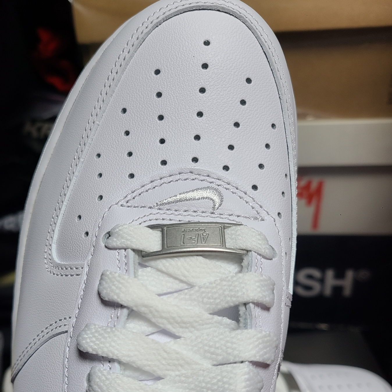 Nike x Supreme Air Force 1 Low White 착용 스타일 - 4