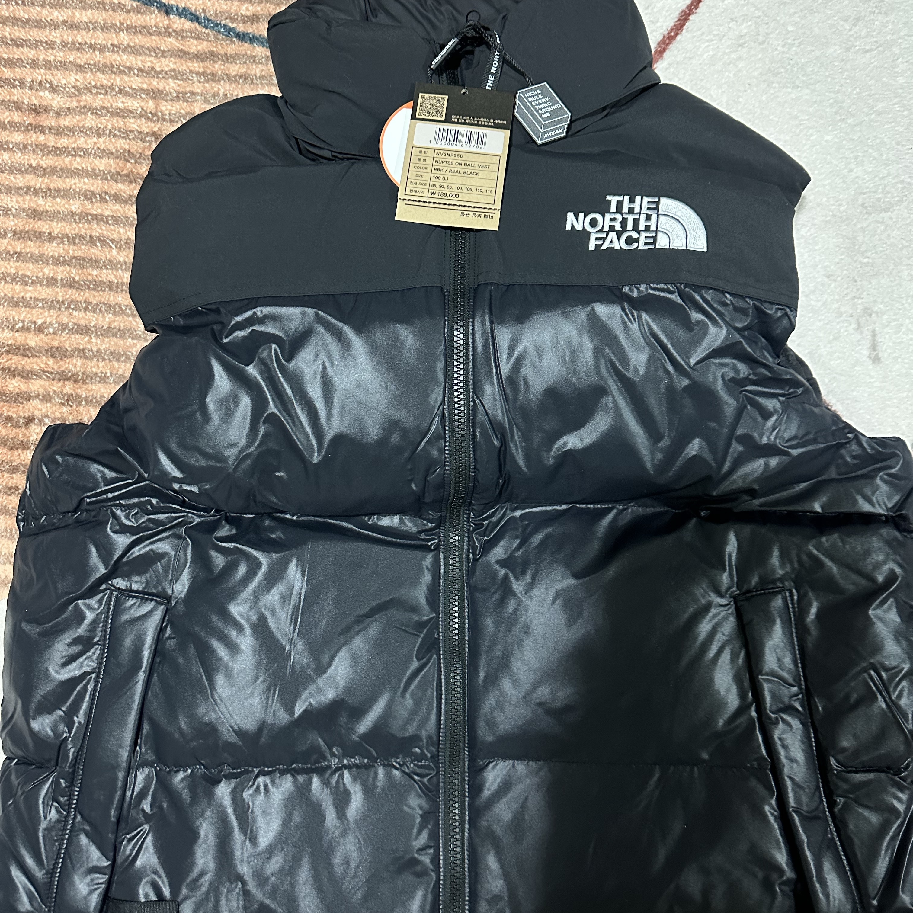 The North Face Nuptse On Ball Vest Real Black 착용 스타일