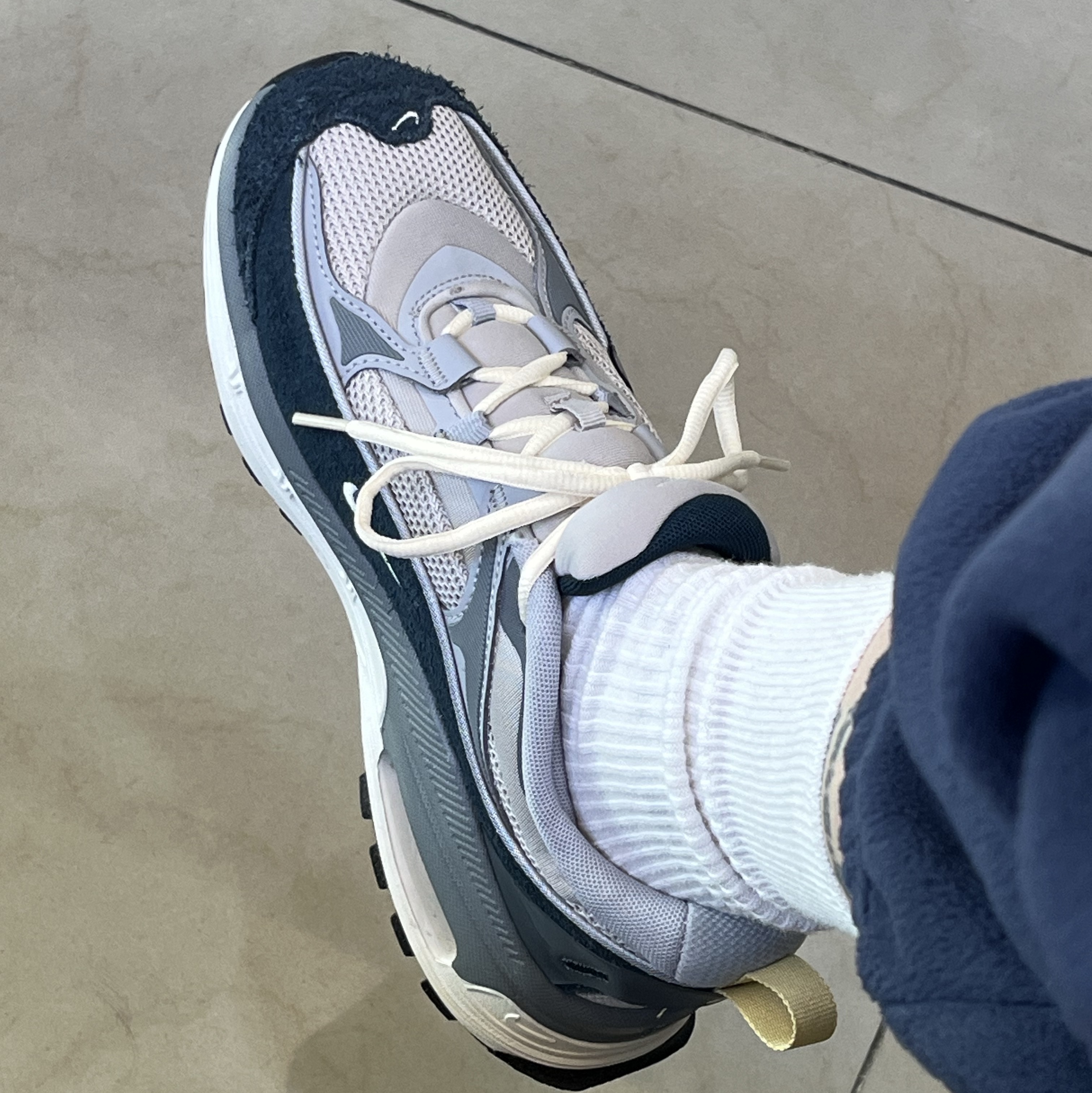 (W) Nike Air Max Bliss Light Iron Ore Armory Navy 착용 스타일