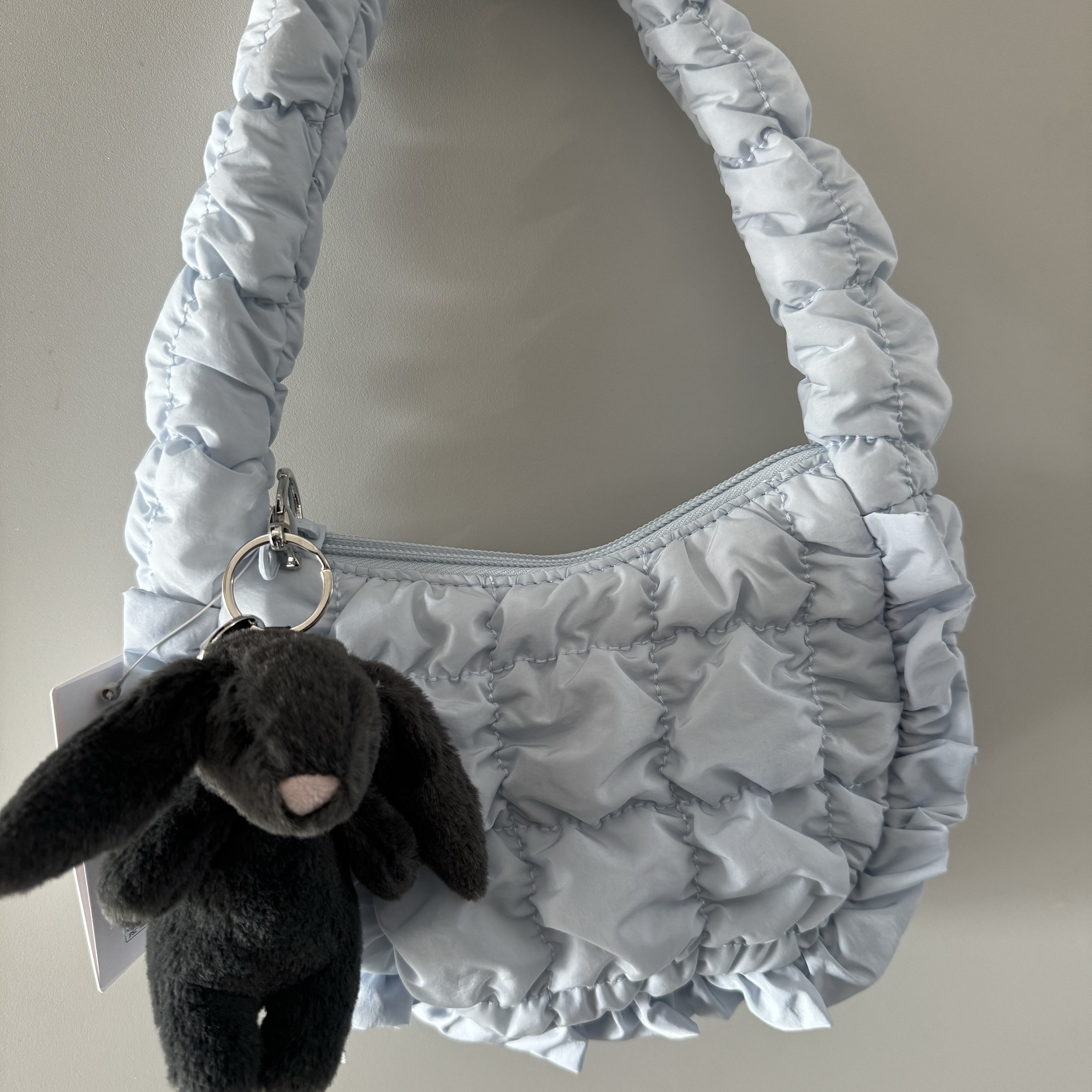 Jellycat Bashful Bunny Bag Charm Ink 착용 스타일
