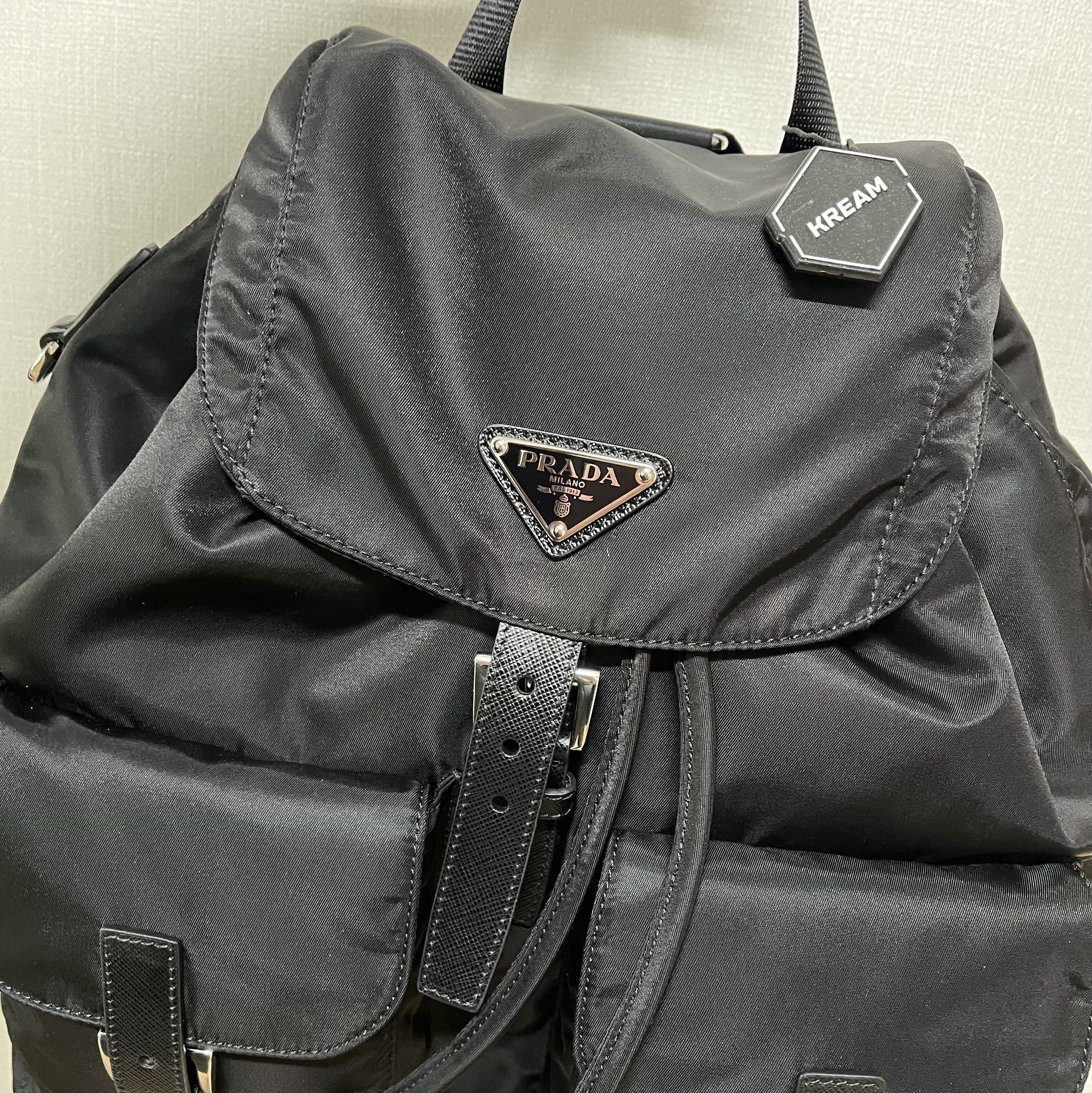 Prada Re-Nylon Medium Backpack Black 착용 스타일