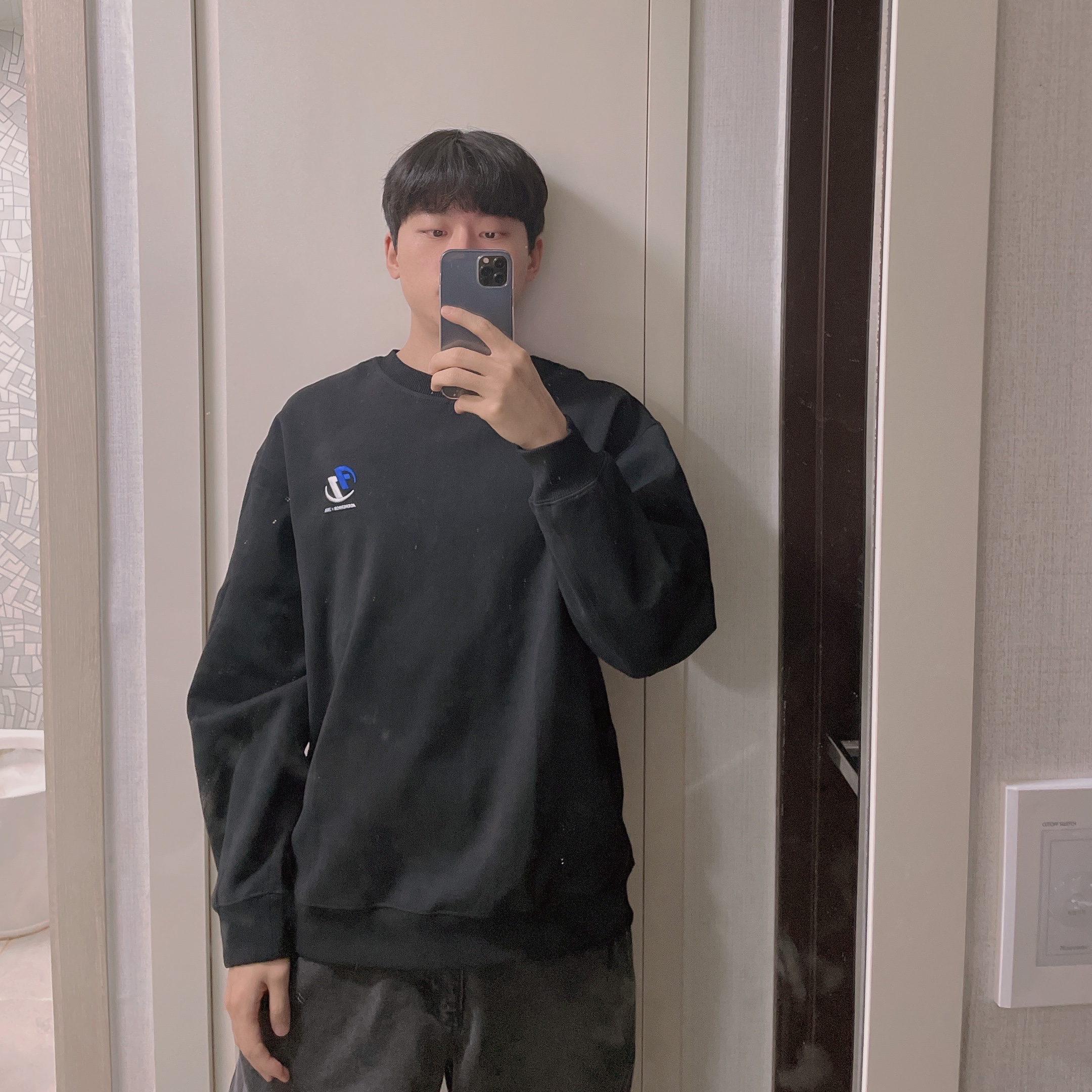 Zara x Ader Error Oversize Sweatshirt Black 착용 스타일