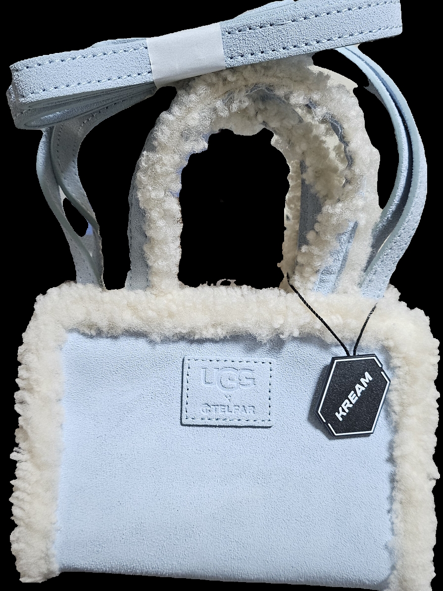 Telfar x UGG Small Shopping Bag Blue 착용 스타일 - 2
