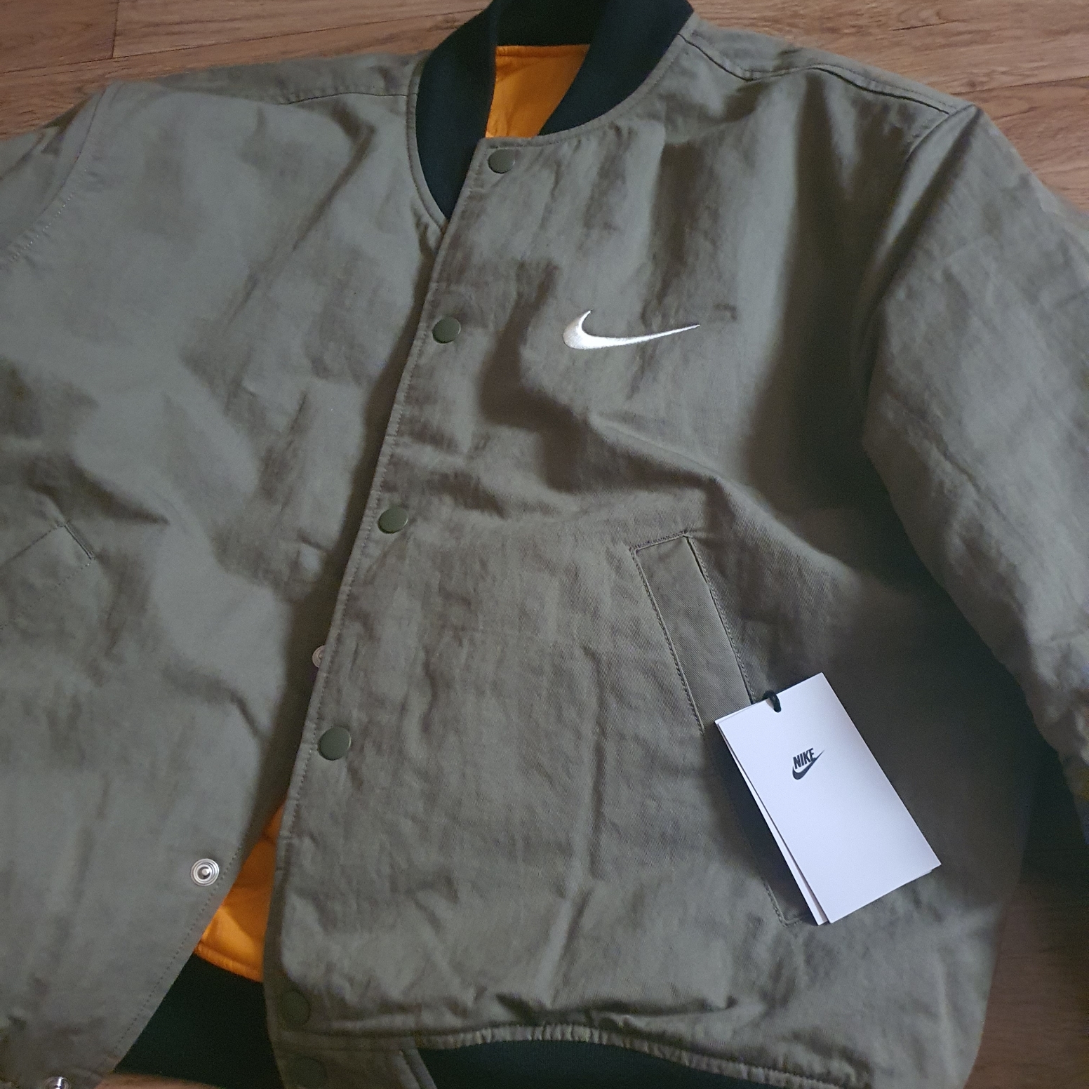 Nike x Stussy Reversible Jacket Medium Olive (FJ9153-222) 착용 스타일 - 2