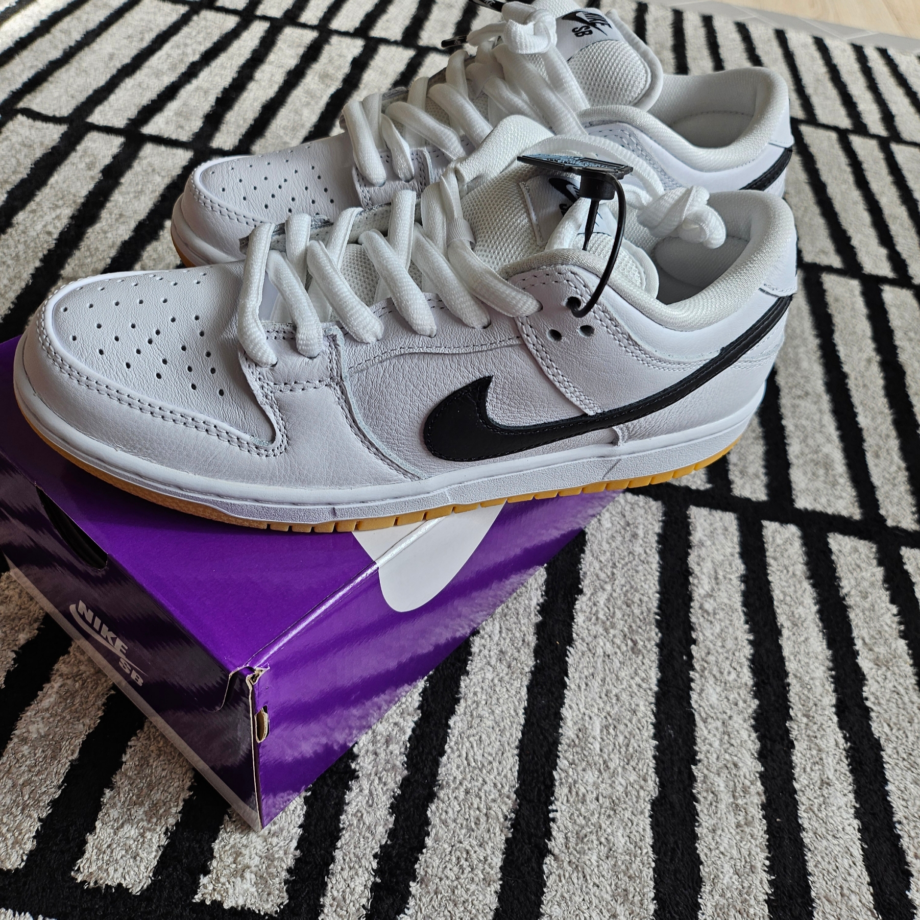 Nike SB Dunk Low Pro White and Gum Light Brown 착용 스타일 - 2